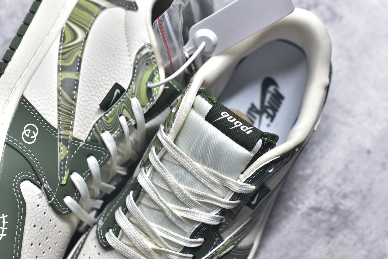 图片[9]-#Travis Scott x Fragment Design x Air Jordan 1 Low OG SP AJ1 乔1古驰联名 波纹米绿 低帮文化休闲板鞋 XS2024-004 #多方联名合作融合了Travis Scott 独特的音乐风格，藤原浩个性的设计风格以及Jordan品牌的经典元素 使其成为一双具有独特身份和价值的鞋子 清新而立体的外观加上联名标识更突出了其独特身份 这种配色方案显示出活力和时尚感 在视觉上引人注目 鞋身的质感和细腻的细节处理使其显得高端而格调十足 这款“倒钩”联名是设计与创意完美结合 融合多方的个性风格是一款备受瞩目的潮流鞋款 尺码：36 36.5 37.5 38 38.5 39 40 40.5 41 42 42.5 43 44 44.5 45 9.E5-选品中心