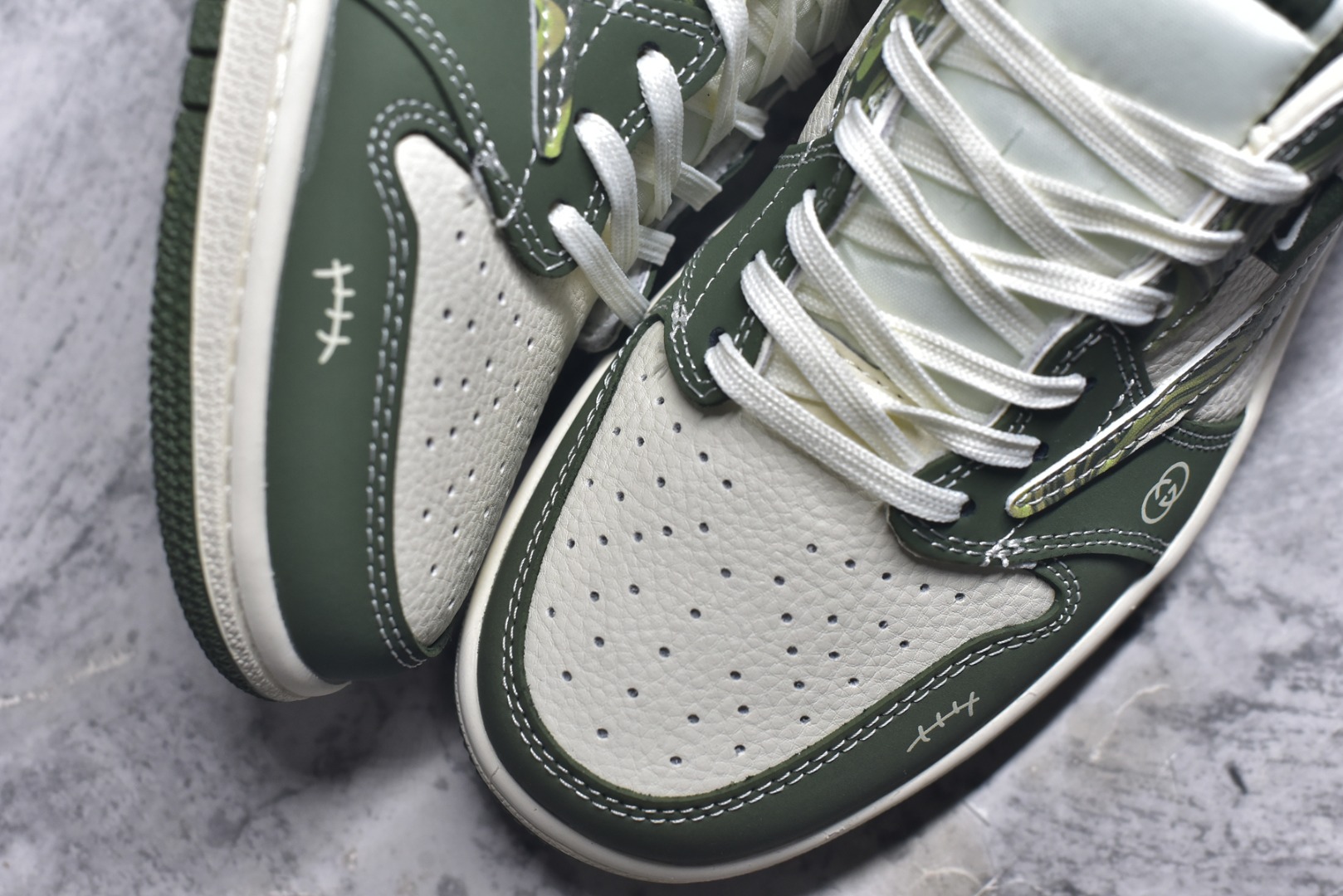 图片[8]-#Travis Scott x Fragment Design x Air Jordan 1 Low OG SP AJ1 乔1古驰联名 波纹米绿 低帮文化休闲板鞋 XS2024-004 #多方联名合作融合了Travis Scott 独特的音乐风格，藤原浩个性的设计风格以及Jordan品牌的经典元素 使其成为一双具有独特身份和价值的鞋子 清新而立体的外观加上联名标识更突出了其独特身份 这种配色方案显示出活力和时尚感 在视觉上引人注目 鞋身的质感和细腻的细节处理使其显得高端而格调十足 这款“倒钩”联名是设计与创意完美结合 融合多方的个性风格是一款备受瞩目的潮流鞋款 尺码：36 36.5 37.5 38 38.5 39 40 40.5 41 42 42.5 43 44 44.5 45 9.E5-选品中心