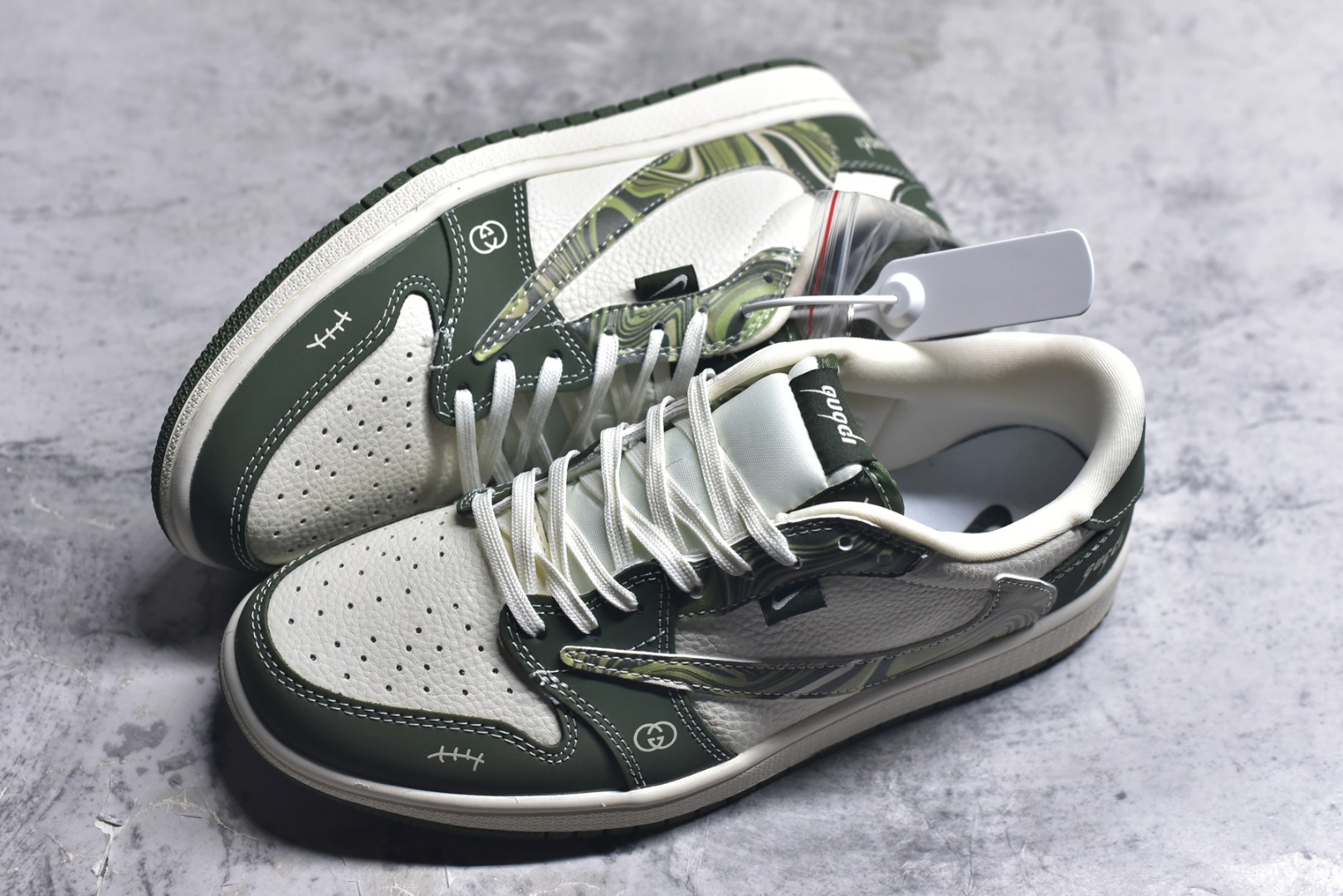 图片[7]-#Travis Scott x Fragment Design x Air Jordan 1 Low OG SP AJ1 乔1古驰联名 波纹米绿 低帮文化休闲板鞋 XS2024-004 #多方联名合作融合了Travis Scott 独特的音乐风格，藤原浩个性的设计风格以及Jordan品牌的经典元素 使其成为一双具有独特身份和价值的鞋子 清新而立体的外观加上联名标识更突出了其独特身份 这种配色方案显示出活力和时尚感 在视觉上引人注目 鞋身的质感和细腻的细节处理使其显得高端而格调十足 这款“倒钩”联名是设计与创意完美结合 融合多方的个性风格是一款备受瞩目的潮流鞋款 尺码：36 36.5 37.5 38 38.5 39 40 40.5 41 42 42.5 43 44 44.5 45 9.E5-选品中心