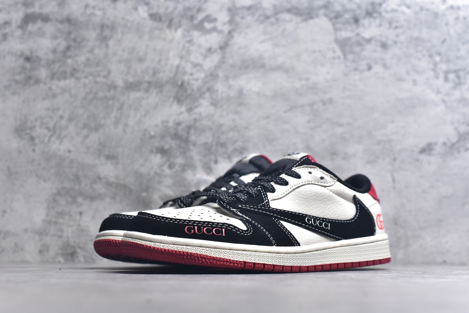 图片[2]-#海外爆款限量发售！ Travis Scott x Jordan 1 Low “古驰联名——米黑红拼接” 高端定制 乔丹倒勾低帮休闲板鞋 大厂纯原品质出货 纯正版型 定制鞋盒 皮料切割干净无任何毛边 细节完美 超高清洁度 货号：XS2024-DF2 尺码：36 36.5 37.5 38 38.5 39 40 40.5 41 42 42.5 43 44 44.5 45-选品中心