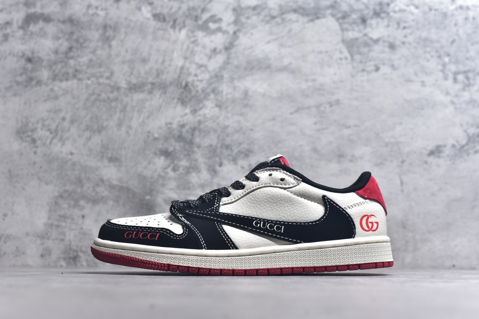 #海外爆款限量发售！ Travis Scott x Jordan 1 Low “古驰联名——米黑红拼接” 高端定制 乔丹倒勾低帮休闲板鞋 大厂纯原品质出货 纯正版型 定制鞋盒 皮料切割干净无任何毛边 细节完美 超高清洁度 货号：XS2024-DF2 尺码：36 36.5 37.5 38 38.5 39 40 40.5 41 42 42.5 43 44 44.5 45-选品中心