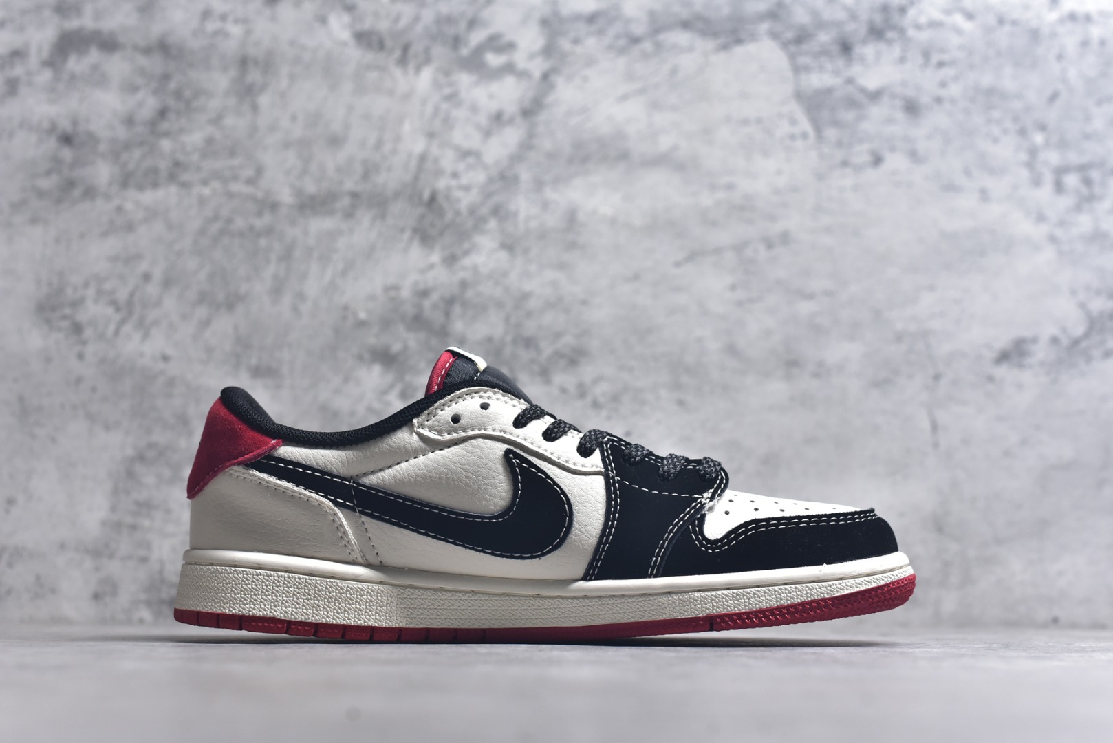 图片[3]-#海外爆款限量发售！ Travis Scott x Jordan 1 Low “古驰联名——米黑红拼接” 高端定制 乔丹倒勾低帮休闲板鞋 大厂纯原品质出货 纯正版型 定制鞋盒 皮料切割干净无任何毛边 细节完美 超高清洁度 货号：XS2024-DF2 尺码：36 36.5 37.5 38 38.5 39 40 40.5 41 42 42.5 43 44 44.5 45-选品中心