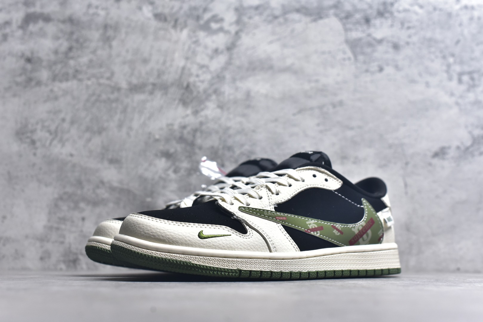 图片[2]-#Travis Scott x Fragment Design x Air Jordan 1 Low OG SP 乔1巴宝莉联名 米黑绿勾 低帮文化休闲板鞋 XS2024-032 #多方联名合作融合了Travis Scott 独特的音乐风格，藤原浩个性的设计风格以及Jordan品牌的经典元素 使其成为一双具有独特身份和价值的鞋子 清新而立体的外观加上联名标识更突出了其独特身份 这种配色方案显示出活力和时尚感 在视觉上引人注目 鞋身的质感和细腻的细节处理使其显得高端而格调十足 这款“倒钩”联名是设计与创意完美结合 融合多方的个性风格是一款备受瞩目的潮流鞋款 尺码：36 36.5 37.5 38 38.5 39 40 40.5 41 42 42.5 43 44 44.5 45 9.E5-选品中心