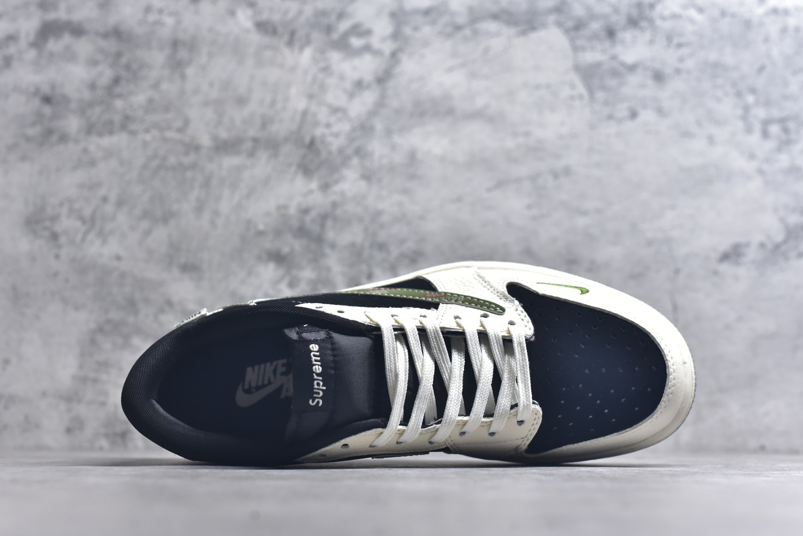 图片[4]-#Travis Scott x Fragment Design x Air Jordan 1 Low OG SP 乔1巴宝莉联名 米黑绿勾 低帮文化休闲板鞋 XS2024-032 #多方联名合作融合了Travis Scott 独特的音乐风格，藤原浩个性的设计风格以及Jordan品牌的经典元素 使其成为一双具有独特身份和价值的鞋子 清新而立体的外观加上联名标识更突出了其独特身份 这种配色方案显示出活力和时尚感 在视觉上引人注目 鞋身的质感和细腻的细节处理使其显得高端而格调十足 这款“倒钩”联名是设计与创意完美结合 融合多方的个性风格是一款备受瞩目的潮流鞋款 尺码：36 36.5 37.5 38 38.5 39 40 40.5 41 42 42.5 43 44 44.5 45 9.E5-选品中心