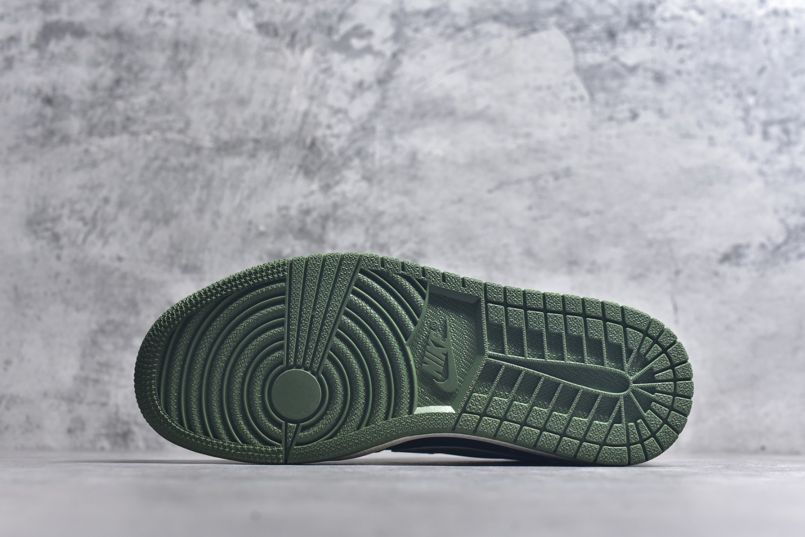 图片[6]-#Travis Scott x Fragment Design x Air Jordan 1 Low OG SP 乔1巴宝莉联名 米黑绿勾 低帮文化休闲板鞋 XS2024-032 #多方联名合作融合了Travis Scott 独特的音乐风格，藤原浩个性的设计风格以及Jordan品牌的经典元素 使其成为一双具有独特身份和价值的鞋子 清新而立体的外观加上联名标识更突出了其独特身份 这种配色方案显示出活力和时尚感 在视觉上引人注目 鞋身的质感和细腻的细节处理使其显得高端而格调十足 这款“倒钩”联名是设计与创意完美结合 融合多方的个性风格是一款备受瞩目的潮流鞋款 尺码：36 36.5 37.5 38 38.5 39 40 40.5 41 42 42.5 43 44 44.5 45 9.E5-选品中心