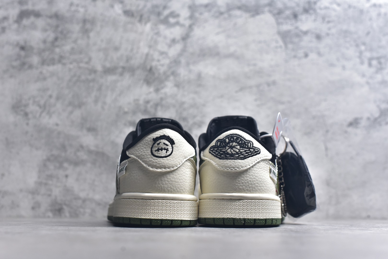 图片[5]-#Travis Scott x Fragment Design x Air Jordan 1 Low OG SP 乔1巴宝莉联名 米黑绿勾 低帮文化休闲板鞋 XS2024-032 #多方联名合作融合了Travis Scott 独特的音乐风格，藤原浩个性的设计风格以及Jordan品牌的经典元素 使其成为一双具有独特身份和价值的鞋子 清新而立体的外观加上联名标识更突出了其独特身份 这种配色方案显示出活力和时尚感 在视觉上引人注目 鞋身的质感和细腻的细节处理使其显得高端而格调十足 这款“倒钩”联名是设计与创意完美结合 融合多方的个性风格是一款备受瞩目的潮流鞋款 尺码：36 36.5 37.5 38 38.5 39 40 40.5 41 42 42.5 43 44 44.5 45 9.E5-选品中心