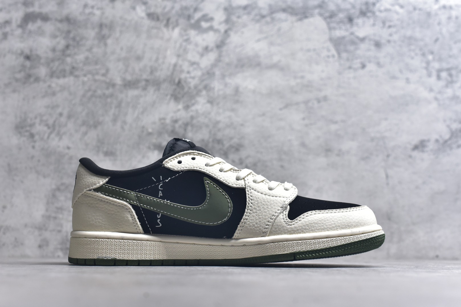 图片[3]-#Travis Scott x Fragment Design x Air Jordan 1 Low OG SP 乔1巴宝莉联名 米黑绿勾 低帮文化休闲板鞋 XS2024-032 #多方联名合作融合了Travis Scott 独特的音乐风格，藤原浩个性的设计风格以及Jordan品牌的经典元素 使其成为一双具有独特身份和价值的鞋子 清新而立体的外观加上联名标识更突出了其独特身份 这种配色方案显示出活力和时尚感 在视觉上引人注目 鞋身的质感和细腻的细节处理使其显得高端而格调十足 这款“倒钩”联名是设计与创意完美结合 融合多方的个性风格是一款备受瞩目的潮流鞋款 尺码：36 36.5 37.5 38 38.5 39 40 40.5 41 42 42.5 43 44 44.5 45 9.E5-选品中心