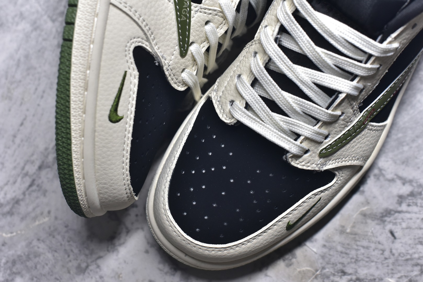 图片[8]-#Travis Scott x Fragment Design x Air Jordan 1 Low OG SP 乔1巴宝莉联名 米黑绿勾 低帮文化休闲板鞋 XS2024-032 #多方联名合作融合了Travis Scott 独特的音乐风格，藤原浩个性的设计风格以及Jordan品牌的经典元素 使其成为一双具有独特身份和价值的鞋子 清新而立体的外观加上联名标识更突出了其独特身份 这种配色方案显示出活力和时尚感 在视觉上引人注目 鞋身的质感和细腻的细节处理使其显得高端而格调十足 这款“倒钩”联名是设计与创意完美结合 融合多方的个性风格是一款备受瞩目的潮流鞋款 尺码：36 36.5 37.5 38 38.5 39 40 40.5 41 42 42.5 43 44 44.5 45 9.E5-选品中心