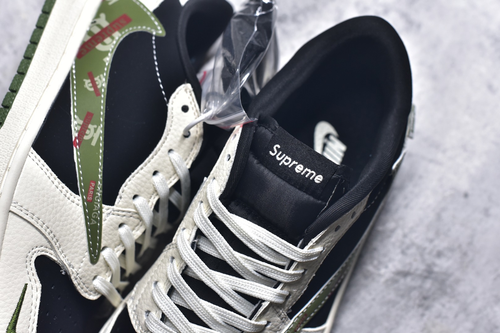 图片[9]-#Travis Scott x Fragment Design x Air Jordan 1 Low OG SP 乔1巴宝莉联名 米黑绿勾 低帮文化休闲板鞋 XS2024-032 #多方联名合作融合了Travis Scott 独特的音乐风格，藤原浩个性的设计风格以及Jordan品牌的经典元素 使其成为一双具有独特身份和价值的鞋子 清新而立体的外观加上联名标识更突出了其独特身份 这种配色方案显示出活力和时尚感 在视觉上引人注目 鞋身的质感和细腻的细节处理使其显得高端而格调十足 这款“倒钩”联名是设计与创意完美结合 融合多方的个性风格是一款备受瞩目的潮流鞋款 尺码：36 36.5 37.5 38 38.5 39 40 40.5 41 42 42.5 43 44 44.5 45 9.E5-选品中心