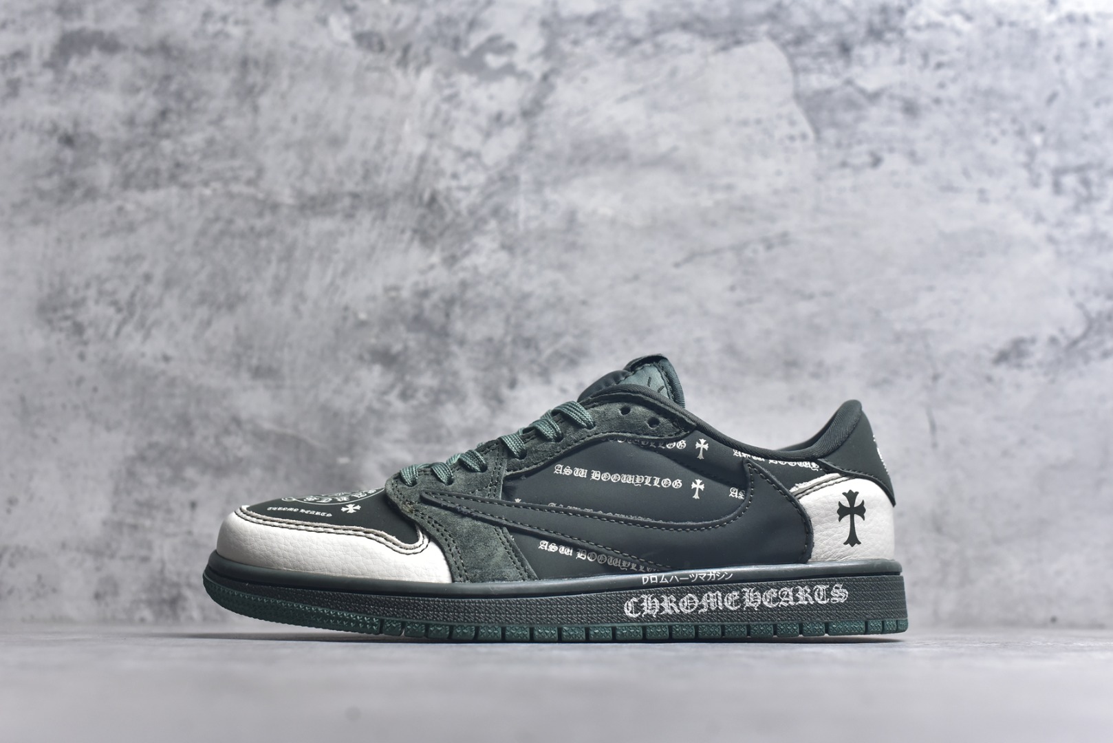 #Travis Scott x Fragment Design x Air Jordan 1 Low OG SP 乔1 克罗心联名 深军绿 低帮文化休闲板鞋 XS2024-029 #多方联名合作融合了Travis Scott 独特的音乐风格，藤原浩个性的设计风格以及Jordan品牌的经典元素 使其成为一双具有独特身份和价值的鞋子 清新而立体的外观加上联名标识更突出了其独特身份 这种配色方案显示出活力和时尚感 在视觉上引人注目 鞋身的质感和细腻的细节处理使其显得高端而格调十足 这款“倒钩”联名是设计与创意完美结合 融合多方的个性风格是一款备受瞩目的潮流鞋款 尺码：36 36.5 37.5 38 38.5 39 40 40.5 41 42 42.5 43 44 44.5 45 9.E5-选品中心