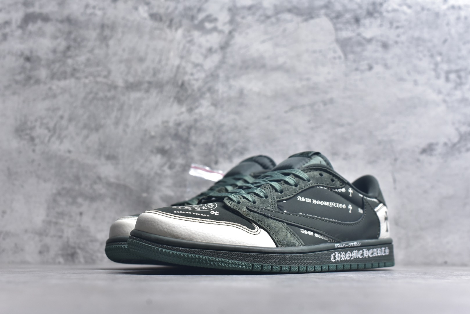 图片[2]-#Travis Scott x Fragment Design x Air Jordan 1 Low OG SP 乔1 克罗心联名 深军绿 低帮文化休闲板鞋 XS2024-029 #多方联名合作融合了Travis Scott 独特的音乐风格，藤原浩个性的设计风格以及Jordan品牌的经典元素 使其成为一双具有独特身份和价值的鞋子 清新而立体的外观加上联名标识更突出了其独特身份 这种配色方案显示出活力和时尚感 在视觉上引人注目 鞋身的质感和细腻的细节处理使其显得高端而格调十足 这款“倒钩”联名是设计与创意完美结合 融合多方的个性风格是一款备受瞩目的潮流鞋款 尺码：36 36.5 37.5 38 38.5 39 40 40.5 41 42 42.5 43 44 44.5 45 9.E5-选品中心
