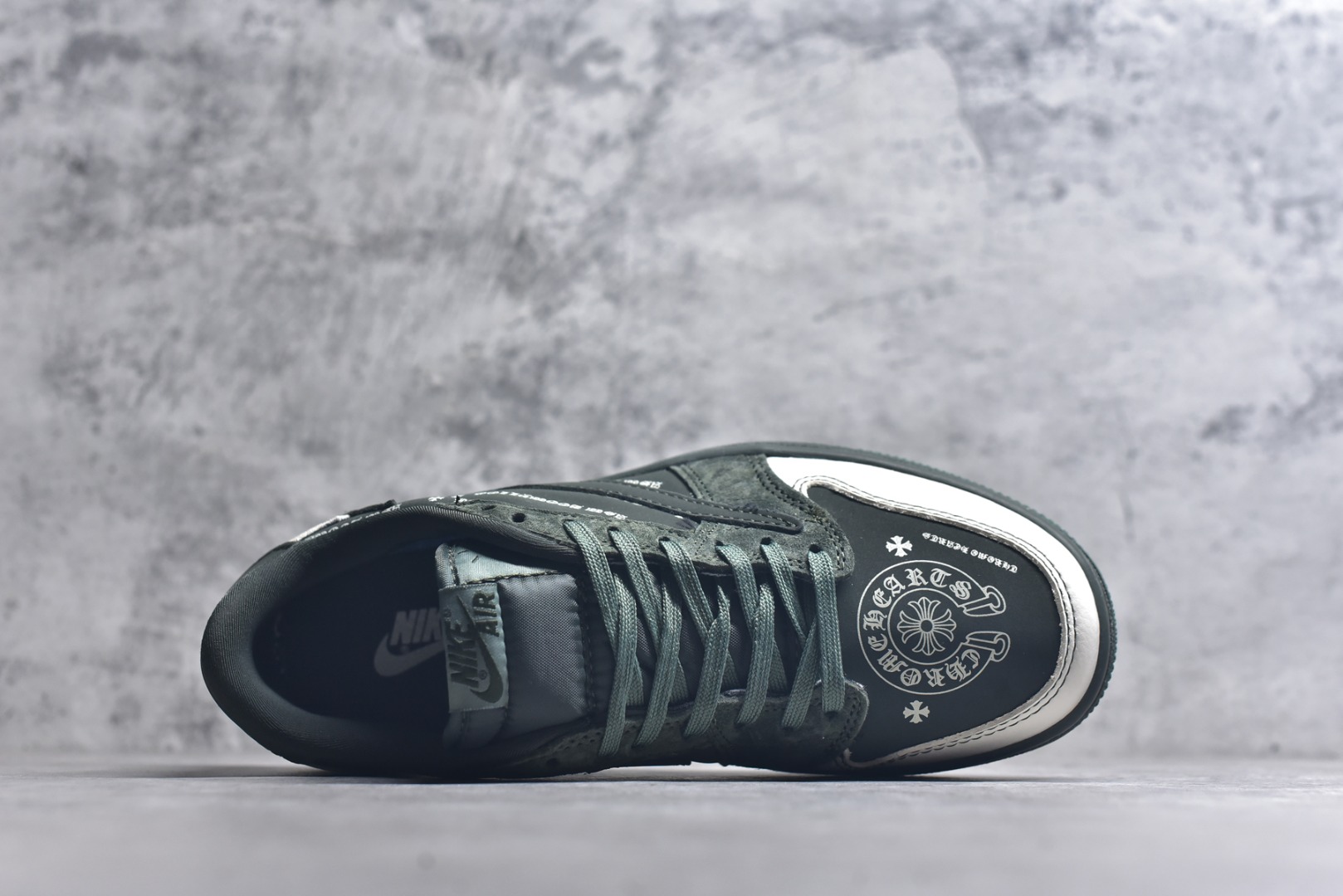 图片[4]-#Travis Scott x Fragment Design x Air Jordan 1 Low OG SP 乔1 克罗心联名 深军绿 低帮文化休闲板鞋 XS2024-029 #多方联名合作融合了Travis Scott 独特的音乐风格，藤原浩个性的设计风格以及Jordan品牌的经典元素 使其成为一双具有独特身份和价值的鞋子 清新而立体的外观加上联名标识更突出了其独特身份 这种配色方案显示出活力和时尚感 在视觉上引人注目 鞋身的质感和细腻的细节处理使其显得高端而格调十足 这款“倒钩”联名是设计与创意完美结合 融合多方的个性风格是一款备受瞩目的潮流鞋款 尺码：36 36.5 37.5 38 38.5 39 40 40.5 41 42 42.5 43 44 44.5 45 9.E5-选品中心