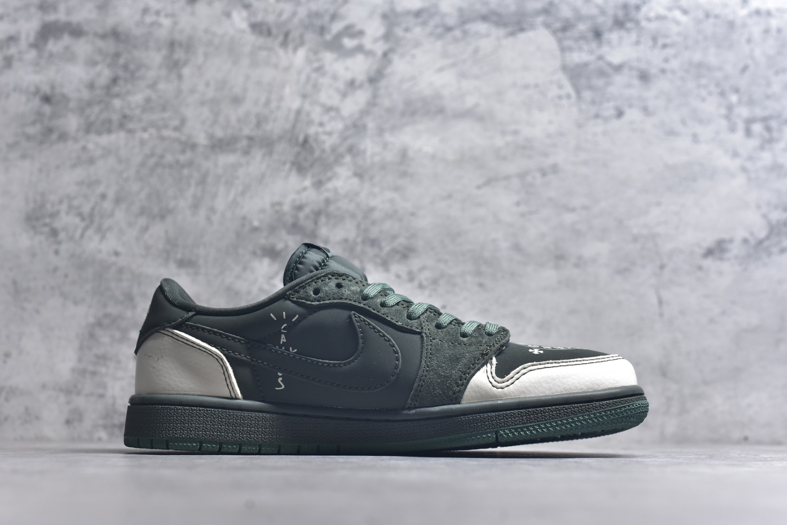 图片[3]-#Travis Scott x Fragment Design x Air Jordan 1 Low OG SP 乔1 克罗心联名 深军绿 低帮文化休闲板鞋 XS2024-029 #多方联名合作融合了Travis Scott 独特的音乐风格，藤原浩个性的设计风格以及Jordan品牌的经典元素 使其成为一双具有独特身份和价值的鞋子 清新而立体的外观加上联名标识更突出了其独特身份 这种配色方案显示出活力和时尚感 在视觉上引人注目 鞋身的质感和细腻的细节处理使其显得高端而格调十足 这款“倒钩”联名是设计与创意完美结合 融合多方的个性风格是一款备受瞩目的潮流鞋款 尺码：36 36.5 37.5 38 38.5 39 40 40.5 41 42 42.5 43 44 44.5 45 9.E5-选品中心