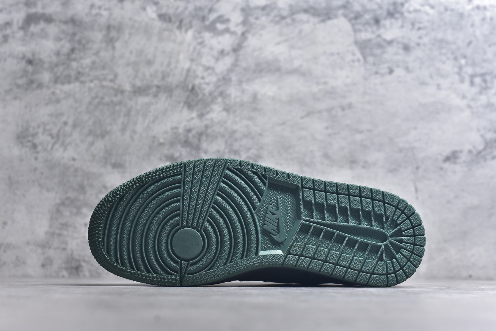 图片[6]-#Travis Scott x Fragment Design x Air Jordan 1 Low OG SP 乔1 克罗心联名 深军绿 低帮文化休闲板鞋 XS2024-029 #多方联名合作融合了Travis Scott 独特的音乐风格，藤原浩个性的设计风格以及Jordan品牌的经典元素 使其成为一双具有独特身份和价值的鞋子 清新而立体的外观加上联名标识更突出了其独特身份 这种配色方案显示出活力和时尚感 在视觉上引人注目 鞋身的质感和细腻的细节处理使其显得高端而格调十足 这款“倒钩”联名是设计与创意完美结合 融合多方的个性风格是一款备受瞩目的潮流鞋款 尺码：36 36.5 37.5 38 38.5 39 40 40.5 41 42 42.5 43 44 44.5 45 9.E5-选品中心