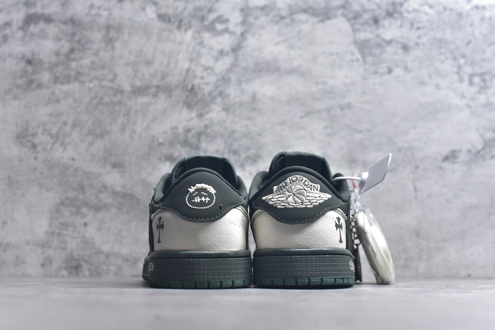 图片[5]-#Travis Scott x Fragment Design x Air Jordan 1 Low OG SP 乔1 克罗心联名 深军绿 低帮文化休闲板鞋 XS2024-029 #多方联名合作融合了Travis Scott 独特的音乐风格，藤原浩个性的设计风格以及Jordan品牌的经典元素 使其成为一双具有独特身份和价值的鞋子 清新而立体的外观加上联名标识更突出了其独特身份 这种配色方案显示出活力和时尚感 在视觉上引人注目 鞋身的质感和细腻的细节处理使其显得高端而格调十足 这款“倒钩”联名是设计与创意完美结合 融合多方的个性风格是一款备受瞩目的潮流鞋款 尺码：36 36.5 37.5 38 38.5 39 40 40.5 41 42 42.5 43 44 44.5 45 9.E5-选品中心