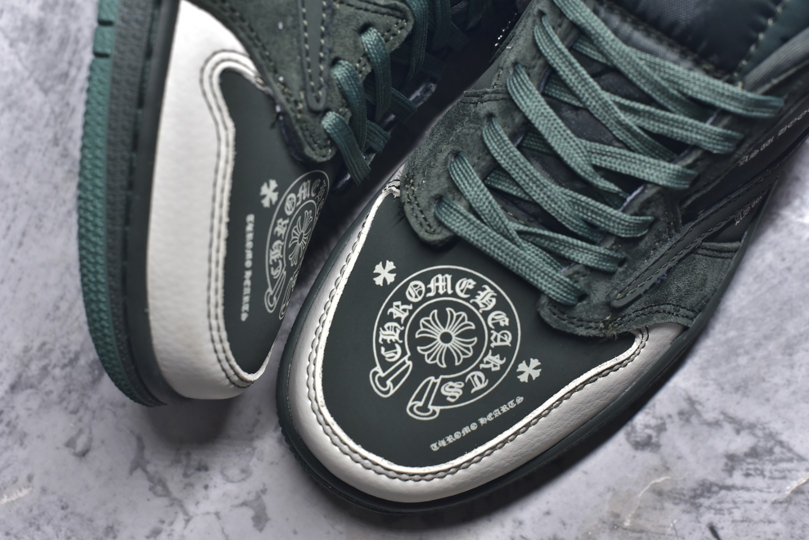 图片[8]-#Travis Scott x Fragment Design x Air Jordan 1 Low OG SP 乔1 克罗心联名 深军绿 低帮文化休闲板鞋 XS2024-029 #多方联名合作融合了Travis Scott 独特的音乐风格，藤原浩个性的设计风格以及Jordan品牌的经典元素 使其成为一双具有独特身份和价值的鞋子 清新而立体的外观加上联名标识更突出了其独特身份 这种配色方案显示出活力和时尚感 在视觉上引人注目 鞋身的质感和细腻的细节处理使其显得高端而格调十足 这款“倒钩”联名是设计与创意完美结合 融合多方的个性风格是一款备受瞩目的潮流鞋款 尺码：36 36.5 37.5 38 38.5 39 40 40.5 41 42 42.5 43 44 44.5 45 9.E5-选品中心