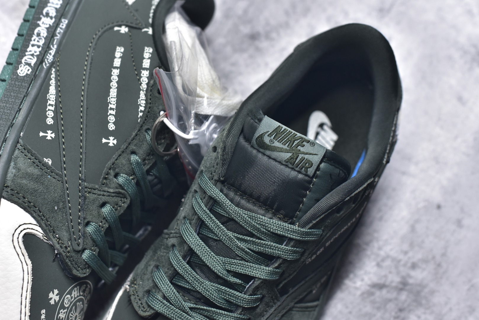 图片[9]-#Travis Scott x Fragment Design x Air Jordan 1 Low OG SP 乔1 克罗心联名 深军绿 低帮文化休闲板鞋 XS2024-029 #多方联名合作融合了Travis Scott 独特的音乐风格，藤原浩个性的设计风格以及Jordan品牌的经典元素 使其成为一双具有独特身份和价值的鞋子 清新而立体的外观加上联名标识更突出了其独特身份 这种配色方案显示出活力和时尚感 在视觉上引人注目 鞋身的质感和细腻的细节处理使其显得高端而格调十足 这款“倒钩”联名是设计与创意完美结合 融合多方的个性风格是一款备受瞩目的潮流鞋款 尺码：36 36.5 37.5 38 38.5 39 40 40.5 41 42 42.5 43 44 44.5 45 9.E5-选品中心