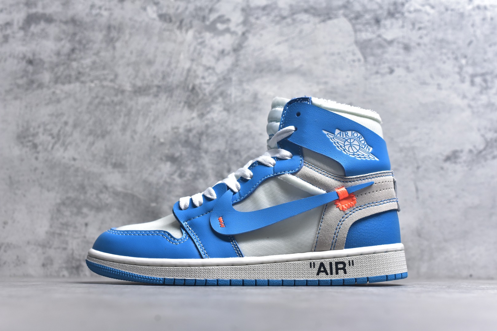 #OFF-WHITE x Air Jordan AJ1 Retro High OW联名北卡蓝 AQ0818-148 外贸特供批次 终端控货优势输出 新配色不断更新开发 市场中端王者 全套原纸板楦头开发 确保原汁原味 完美呈现一代版型 一比一鞋头弧度高度鞋身弧度 此版本只针对中端市场 细节品控鞋型随意秒杀市面同价位 鞋型完美 不臃肿别扭 头层皮料加持 用料绝不含糊 进口玻璃冲刀皮料裁剪零毛边 电脑针车工艺 超高鞋面清洁度 最高QC检验标准 控制溢胶瑕疵 原盒原配 飞翼3D高频深度立体 工艺方面大到整体鞋型 漏斗收腰 底线拉帮 LOGO立体程度 小到针眼排布 载片对称 冲孔效果 鞋标规范 鞋垫背胶等等 无一不是口碑收割 每双都是一个回头客 尺码：36 36.5 37.5 38 38.5 39 40 40.5 41 42 42.5 43 44 44.5 45 46 47.5-选品中心