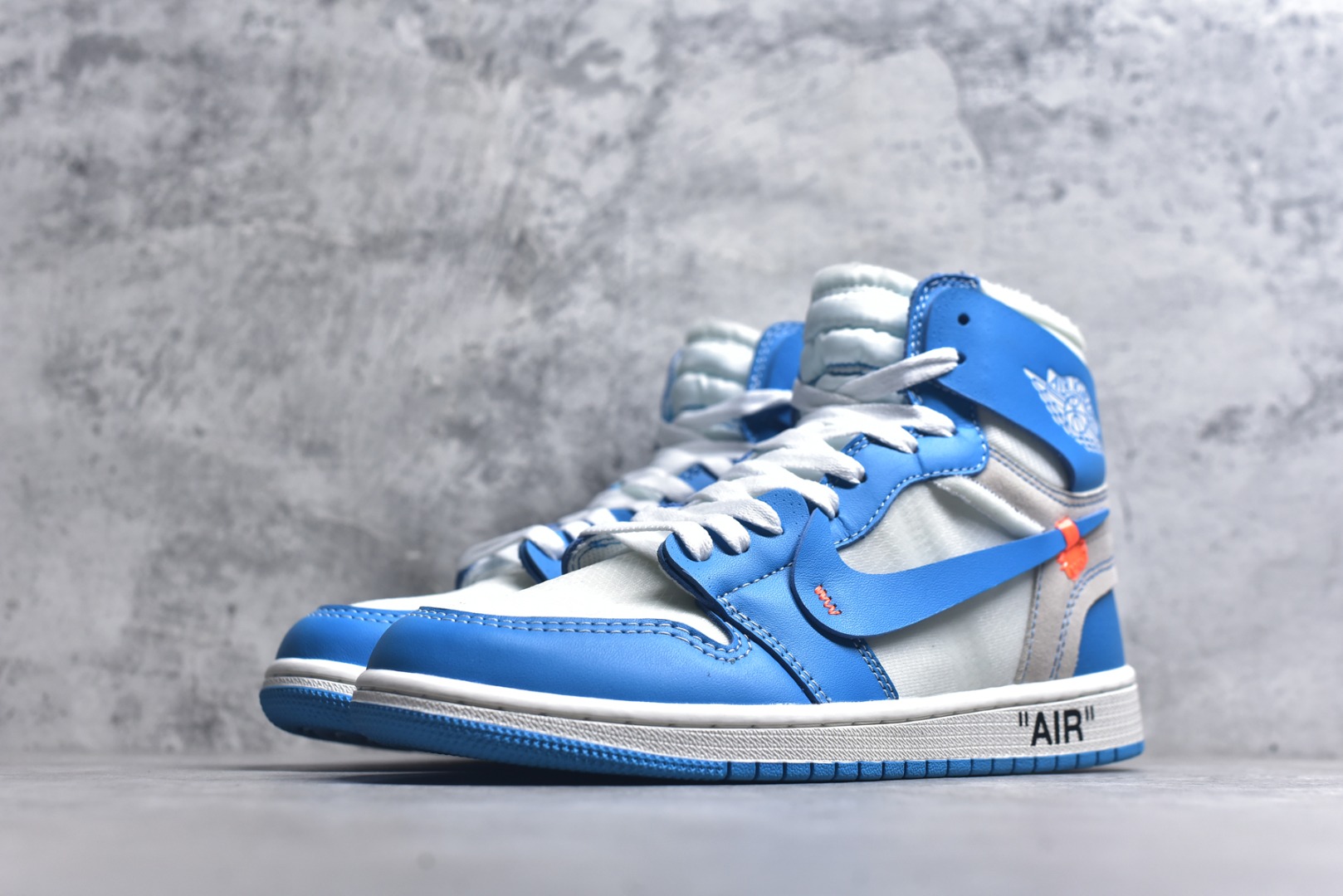 图片[2]-#OFF-WHITE x Air Jordan AJ1 Retro High OW联名北卡蓝 AQ0818-148 外贸特供批次 终端控货优势输出 新配色不断更新开发 市场中端王者 全套原纸板楦头开发 确保原汁原味 完美呈现一代版型 一比一鞋头弧度高度鞋身弧度 此版本只针对中端市场 细节品控鞋型随意秒杀市面同价位 鞋型完美 不臃肿别扭 头层皮料加持 用料绝不含糊 进口玻璃冲刀皮料裁剪零毛边 电脑针车工艺 超高鞋面清洁度 最高QC检验标准 控制溢胶瑕疵 原盒原配 飞翼3D高频深度立体 工艺方面大到整体鞋型 漏斗收腰 底线拉帮 LOGO立体程度 小到针眼排布 载片对称 冲孔效果 鞋标规范 鞋垫背胶等等 无一不是口碑收割 每双都是一个回头客 尺码：36 36.5 37.5 38 38.5 39 40 40.5 41 42 42.5 43 44 44.5 45 46 47.5-选品中心