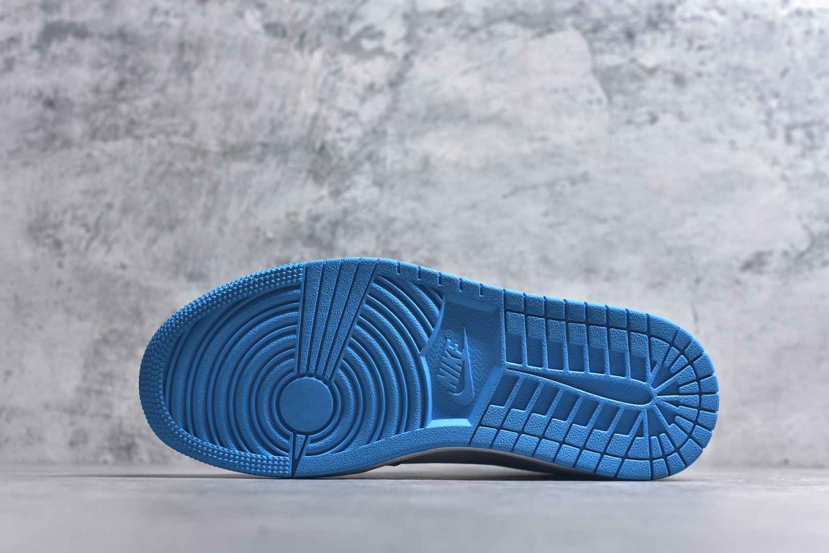 图片[6]-#OFF-WHITE x Air Jordan AJ1 Retro High OW联名北卡蓝 AQ0818-148 外贸特供批次 终端控货优势输出 新配色不断更新开发 市场中端王者 全套原纸板楦头开发 确保原汁原味 完美呈现一代版型 一比一鞋头弧度高度鞋身弧度 此版本只针对中端市场 细节品控鞋型随意秒杀市面同价位 鞋型完美 不臃肿别扭 头层皮料加持 用料绝不含糊 进口玻璃冲刀皮料裁剪零毛边 电脑针车工艺 超高鞋面清洁度 最高QC检验标准 控制溢胶瑕疵 原盒原配 飞翼3D高频深度立体 工艺方面大到整体鞋型 漏斗收腰 底线拉帮 LOGO立体程度 小到针眼排布 载片对称 冲孔效果 鞋标规范 鞋垫背胶等等 无一不是口碑收割 每双都是一个回头客 尺码：36 36.5 37.5 38 38.5 39 40 40.5 41 42 42.5 43 44 44.5 45 46 47.5-选品中心