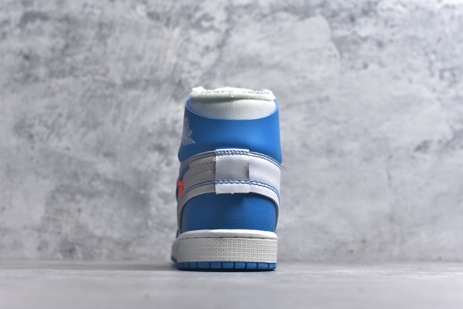图片[5]-#OFF-WHITE x Air Jordan AJ1 Retro High OW联名北卡蓝 AQ0818-148 外贸特供批次 终端控货优势输出 新配色不断更新开发 市场中端王者 全套原纸板楦头开发 确保原汁原味 完美呈现一代版型 一比一鞋头弧度高度鞋身弧度 此版本只针对中端市场 细节品控鞋型随意秒杀市面同价位 鞋型完美 不臃肿别扭 头层皮料加持 用料绝不含糊 进口玻璃冲刀皮料裁剪零毛边 电脑针车工艺 超高鞋面清洁度 最高QC检验标准 控制溢胶瑕疵 原盒原配 飞翼3D高频深度立体 工艺方面大到整体鞋型 漏斗收腰 底线拉帮 LOGO立体程度 小到针眼排布 载片对称 冲孔效果 鞋标规范 鞋垫背胶等等 无一不是口碑收割 每双都是一个回头客 尺码：36 36.5 37.5 38 38.5 39 40 40.5 41 42 42.5 43 44 44.5 45 46 47.5-选品中心