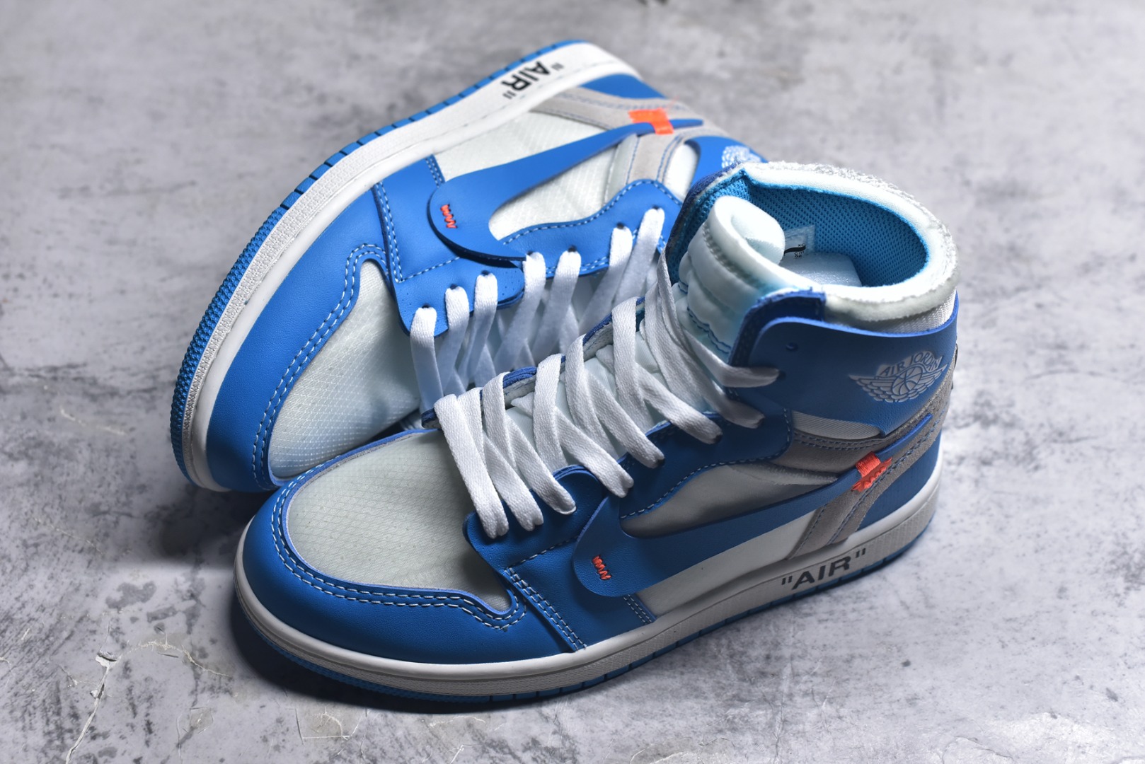 图片[7]-#OFF-WHITE x Air Jordan AJ1 Retro High OW联名北卡蓝 AQ0818-148 外贸特供批次 终端控货优势输出 新配色不断更新开发 市场中端王者 全套原纸板楦头开发 确保原汁原味 完美呈现一代版型 一比一鞋头弧度高度鞋身弧度 此版本只针对中端市场 细节品控鞋型随意秒杀市面同价位 鞋型完美 不臃肿别扭 头层皮料加持 用料绝不含糊 进口玻璃冲刀皮料裁剪零毛边 电脑针车工艺 超高鞋面清洁度 最高QC检验标准 控制溢胶瑕疵 原盒原配 飞翼3D高频深度立体 工艺方面大到整体鞋型 漏斗收腰 底线拉帮 LOGO立体程度 小到针眼排布 载片对称 冲孔效果 鞋标规范 鞋垫背胶等等 无一不是口碑收割 每双都是一个回头客 尺码：36 36.5 37.5 38 38.5 39 40 40.5 41 42 42.5 43 44 44.5 45 46 47.5-选品中心
