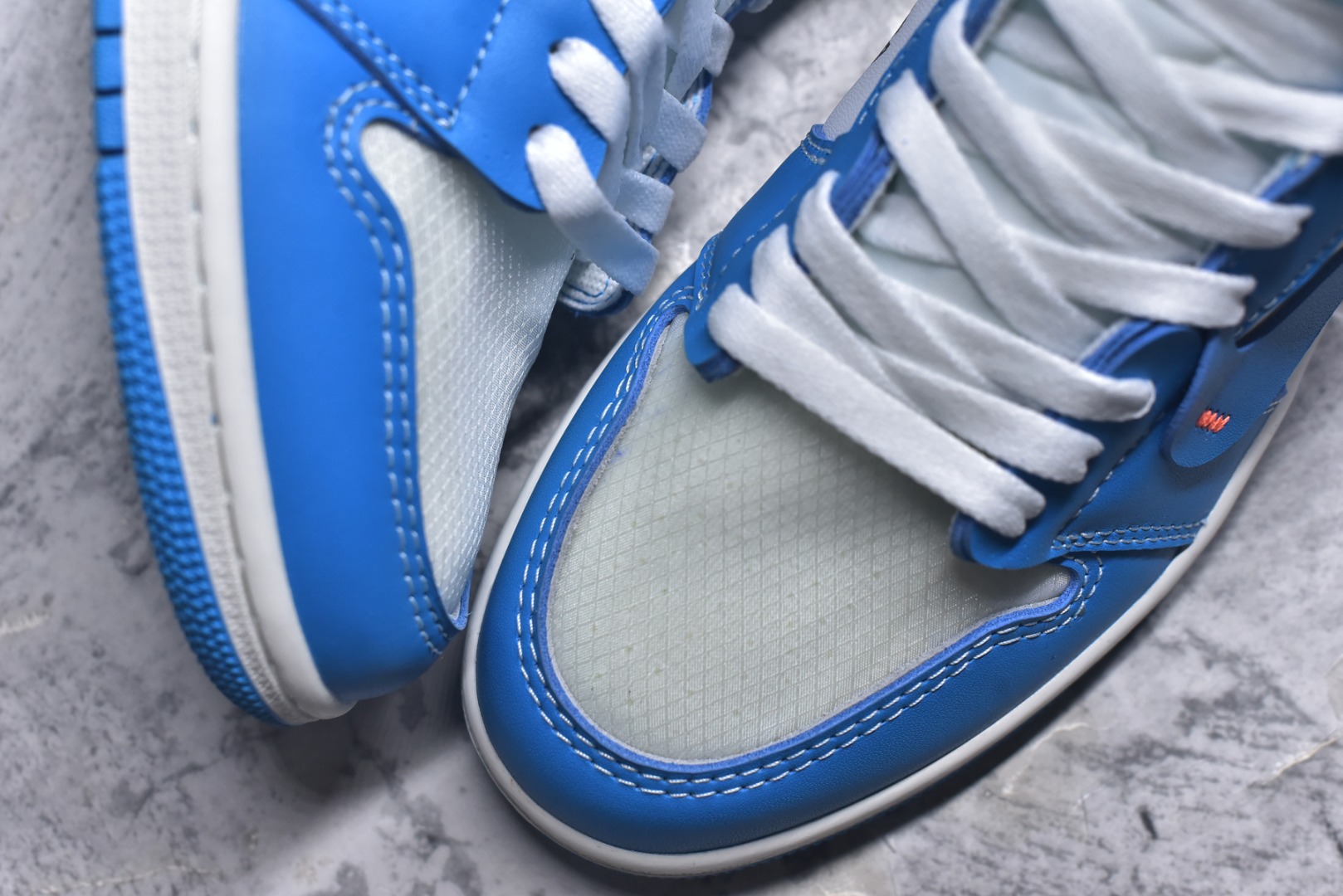 图片[8]-#OFF-WHITE x Air Jordan AJ1 Retro High OW联名北卡蓝 AQ0818-148 外贸特供批次 终端控货优势输出 新配色不断更新开发 市场中端王者 全套原纸板楦头开发 确保原汁原味 完美呈现一代版型 一比一鞋头弧度高度鞋身弧度 此版本只针对中端市场 细节品控鞋型随意秒杀市面同价位 鞋型完美 不臃肿别扭 头层皮料加持 用料绝不含糊 进口玻璃冲刀皮料裁剪零毛边 电脑针车工艺 超高鞋面清洁度 最高QC检验标准 控制溢胶瑕疵 原盒原配 飞翼3D高频深度立体 工艺方面大到整体鞋型 漏斗收腰 底线拉帮 LOGO立体程度 小到针眼排布 载片对称 冲孔效果 鞋标规范 鞋垫背胶等等 无一不是口碑收割 每双都是一个回头客 尺码：36 36.5 37.5 38 38.5 39 40 40.5 41 42 42.5 43 44 44.5 45 46 47.5-选品中心