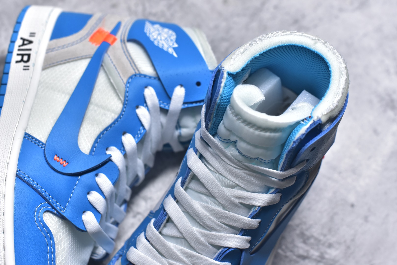 图片[9]-#OFF-WHITE x Air Jordan AJ1 Retro High OW联名北卡蓝 AQ0818-148 外贸特供批次 终端控货优势输出 新配色不断更新开发 市场中端王者 全套原纸板楦头开发 确保原汁原味 完美呈现一代版型 一比一鞋头弧度高度鞋身弧度 此版本只针对中端市场 细节品控鞋型随意秒杀市面同价位 鞋型完美 不臃肿别扭 头层皮料加持 用料绝不含糊 进口玻璃冲刀皮料裁剪零毛边 电脑针车工艺 超高鞋面清洁度 最高QC检验标准 控制溢胶瑕疵 原盒原配 飞翼3D高频深度立体 工艺方面大到整体鞋型 漏斗收腰 底线拉帮 LOGO立体程度 小到针眼排布 载片对称 冲孔效果 鞋标规范 鞋垫背胶等等 无一不是口碑收割 每双都是一个回头客 尺码：36 36.5 37.5 38 38.5 39 40 40.5 41 42 42.5 43 44 44.5 45 46 47.5-选品中心