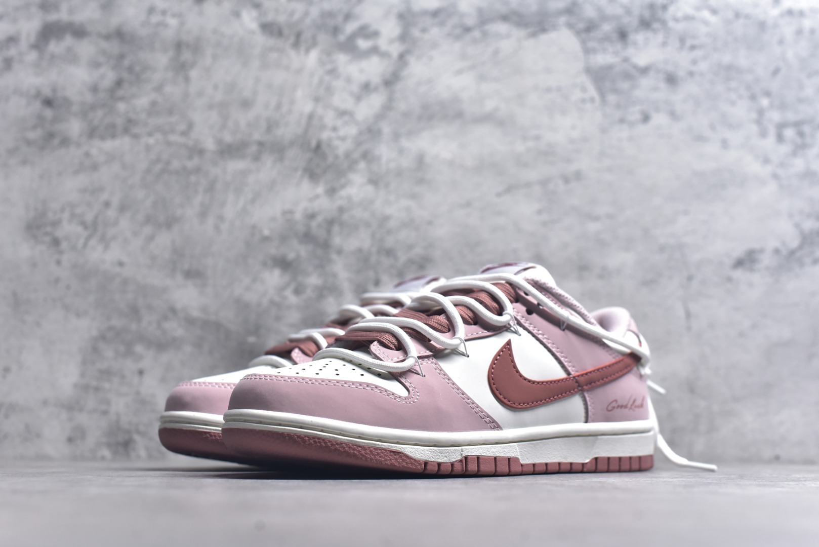 图片[2]-#Nike Dunk Low Retro ‘DIY高端定制’耐克 低帮休闲运动板鞋 原装头层材料 用料绝不含糊 独家版型蒸餾加工帶來的是更好的视觉和脚感体验 清洁度 电绣工艺 皮料切割干净无任何毛边 细节完美 货号：PC0528-105 尺码：35.5 36 36.5 37.5 38 38.5 39 40-选品中心