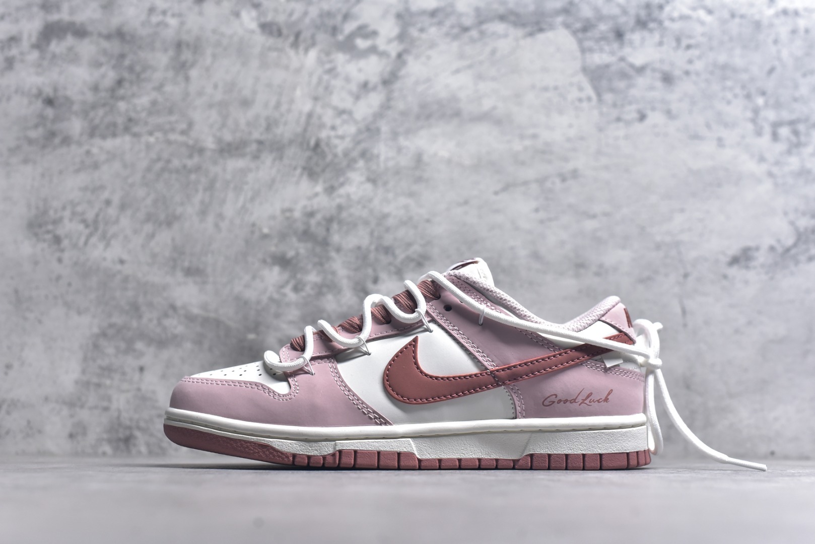#Nike Dunk Low Retro ‘DIY高端定制’耐克 低帮休闲运动板鞋 原装头层材料 用料绝不含糊 独家版型蒸餾加工帶來的是更好的视觉和脚感体验 清洁度 电绣工艺 皮料切割干净无任何毛边 细节完美 货号：PC0528-105 尺码：35.5 36 36.5 37.5 38 38.5 39 40-选品中心