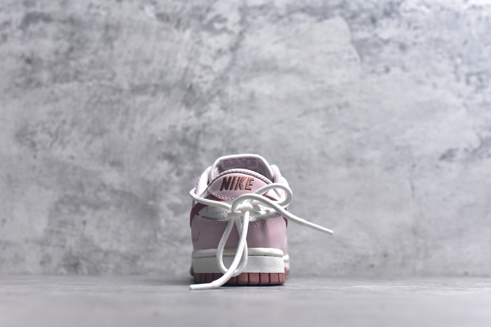 图片[5]-#Nike Dunk Low Retro ‘DIY高端定制’耐克 低帮休闲运动板鞋 原装头层材料 用料绝不含糊 独家版型蒸餾加工帶來的是更好的视觉和脚感体验 清洁度 电绣工艺 皮料切割干净无任何毛边 细节完美 货号：PC0528-105 尺码：35.5 36 36.5 37.5 38 38.5 39 40-选品中心