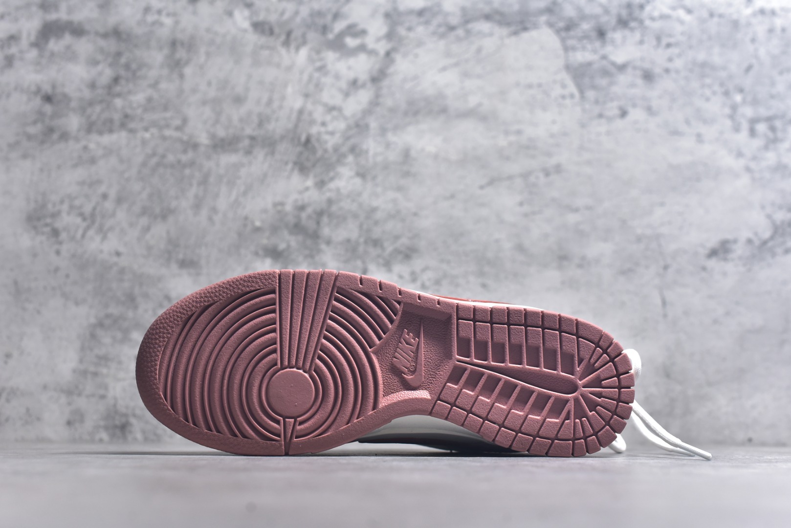 图片[6]-#Nike Dunk Low Retro ‘DIY高端定制’耐克 低帮休闲运动板鞋 原装头层材料 用料绝不含糊 独家版型蒸餾加工帶來的是更好的视觉和脚感体验 清洁度 电绣工艺 皮料切割干净无任何毛边 细节完美 货号：PC0528-105 尺码：35.5 36 36.5 37.5 38 38.5 39 40-选品中心