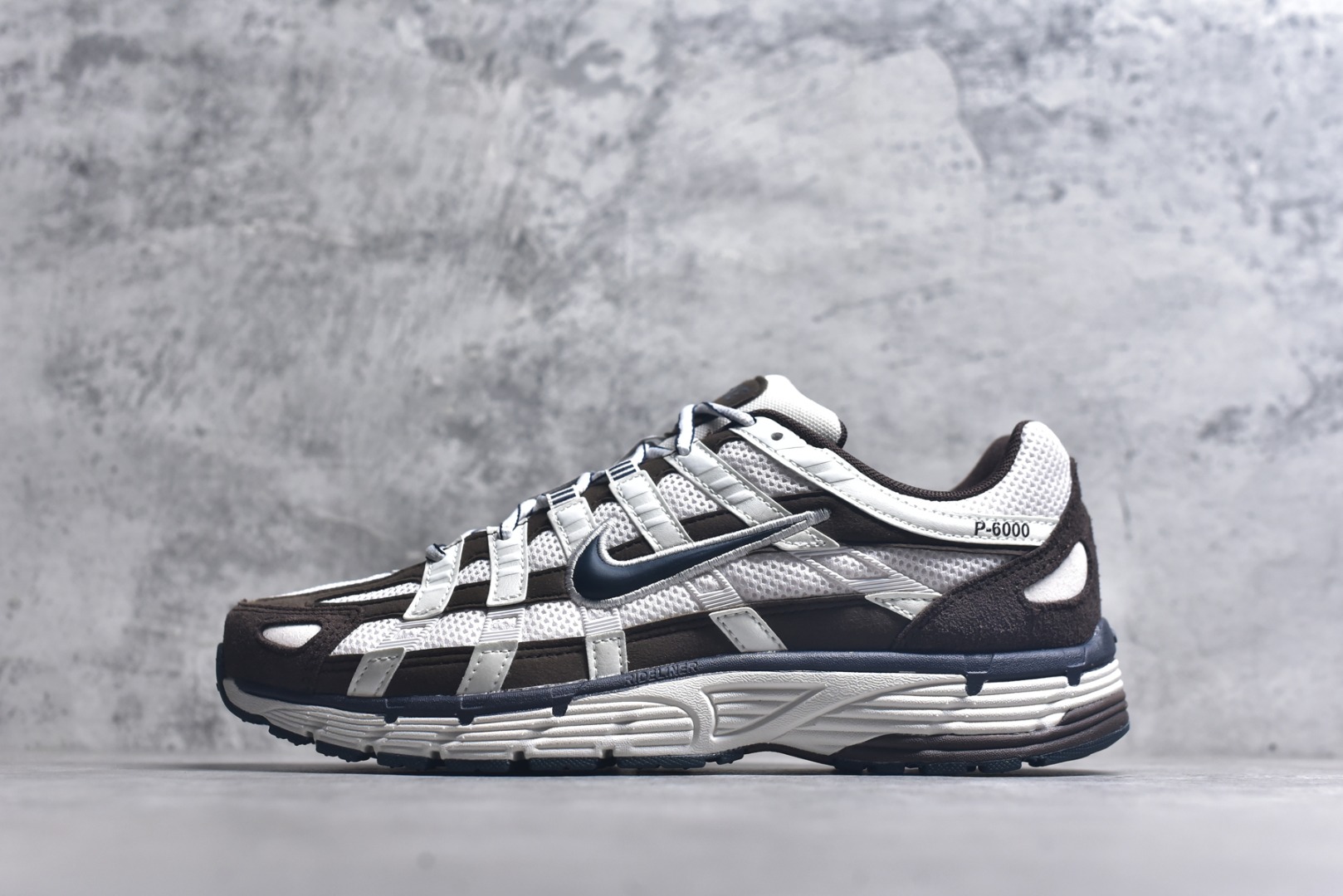 #NK P-6000 系列低帮复古老爹风休闲运动舒适慢跑鞋 HV8972-001 购入原鞋原装纸板楦头开发 独家私模四层组合大底 市场唯一正确版本 良心定价 新配色陆续出货 进口三文治网面 融合 Pegasus 过往运动鞋设计 助力 21 世纪早期跑步运动跃升时尚新高度 采用透气网眼布、运动风格线条和耐穿覆面 兼具吸睛外观和舒适感受 中底泡绵以田径赛道为灵感 打造厚实设计 缔造出众缓震性能 尺码：36 36.5 37.5 38 38.5 39 40 40.5 41 42 42.5 43 44 44.5 45-选品中心