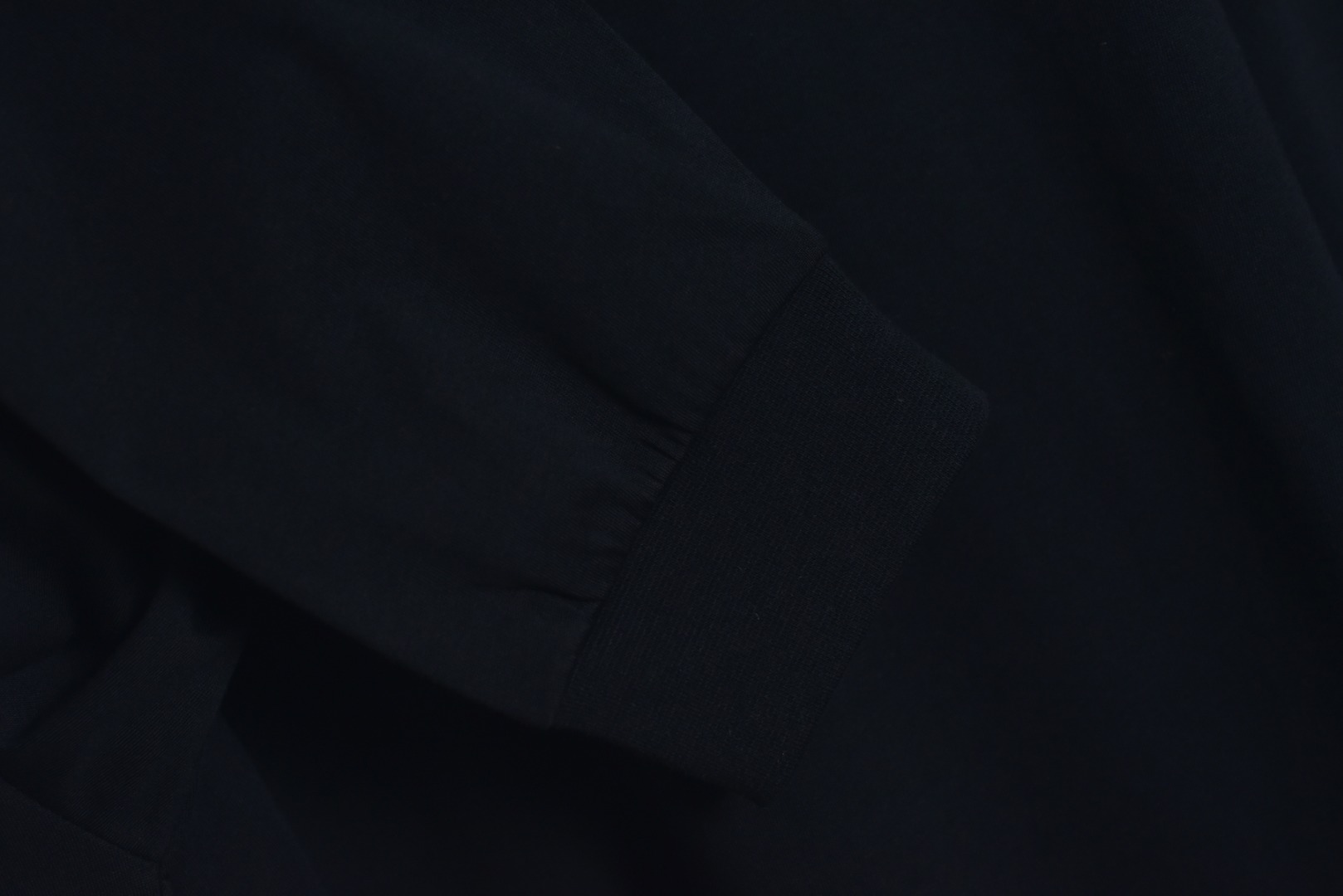 图片[5]-#Miu Miu 25Fw Miu小标刺绣长袖 采用高品级24支精梳棉纱线，通过「先染后织」工艺确保色彩均匀性，纱线经双股加捻提升抗起球性，布面光洁度优于普通棉织物，对版190克重精密调控：通过18针细针距圆机编织，兼顾垂坠感与挺括性，需配合恒温恒湿车间避免纱线张力波动，紧密纺结构：借鉴瑞士立达紧密纺技术，纱线毛羽减少60%，织物密度达156针/英寸²，实现婴儿肌肤触感的同时保持8%以上的弹性回复率，采用日本FIL-TEC刺绣专用涤纶线，实用进口田岛机设备，确保每英寸12针的高密度刺绣图案边缘无毛刺，底层先以水溶衬定位，中层填充天丝垫纱，表层以雕孔绣工艺打造空气感立体效果，定制辅料三标，男女同款 尺码：XS-M-选品中心