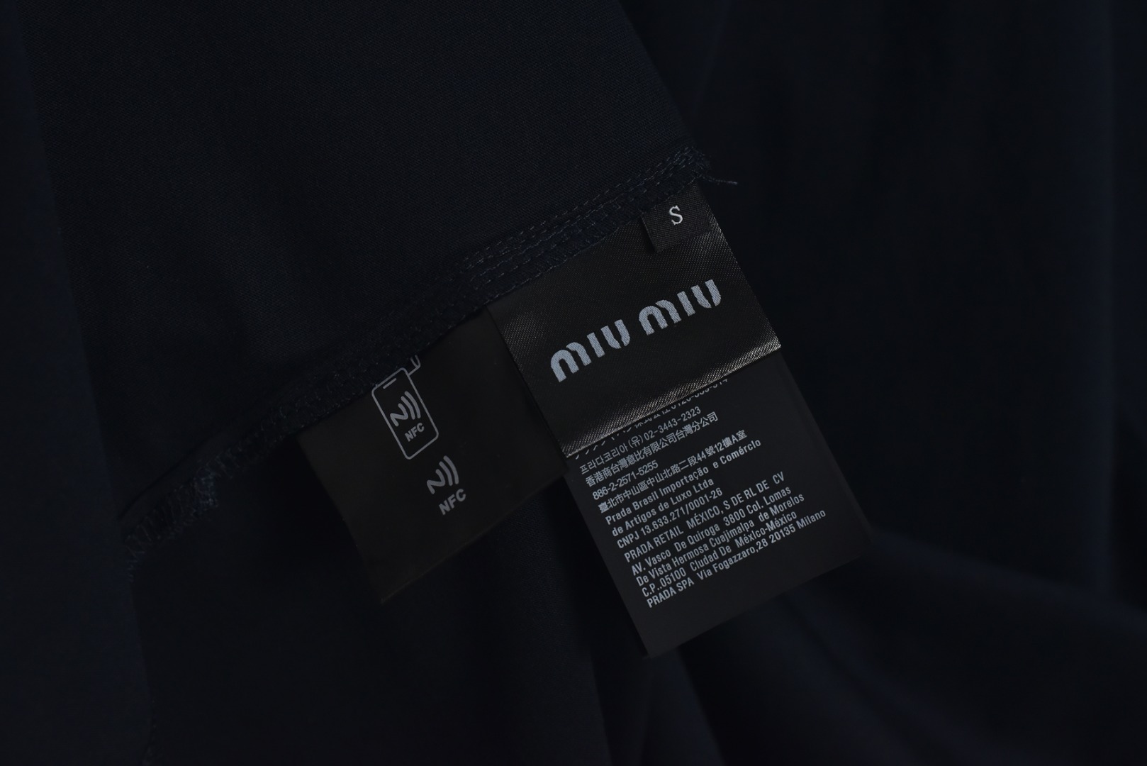 图片[6]-#Miu Miu 25Fw Miu小标刺绣长袖 采用高品级24支精梳棉纱线，通过「先染后织」工艺确保色彩均匀性，纱线经双股加捻提升抗起球性，布面光洁度优于普通棉织物，对版190克重精密调控：通过18针细针距圆机编织，兼顾垂坠感与挺括性，需配合恒温恒湿车间避免纱线张力波动，紧密纺结构：借鉴瑞士立达紧密纺技术，纱线毛羽减少60%，织物密度达156针/英寸²，实现婴儿肌肤触感的同时保持8%以上的弹性回复率，采用日本FIL-TEC刺绣专用涤纶线，实用进口田岛机设备，确保每英寸12针的高密度刺绣图案边缘无毛刺，底层先以水溶衬定位，中层填充天丝垫纱，表层以雕孔绣工艺打造空气感立体效果，定制辅料三标，男女同款 尺码：XS-M-选品中心