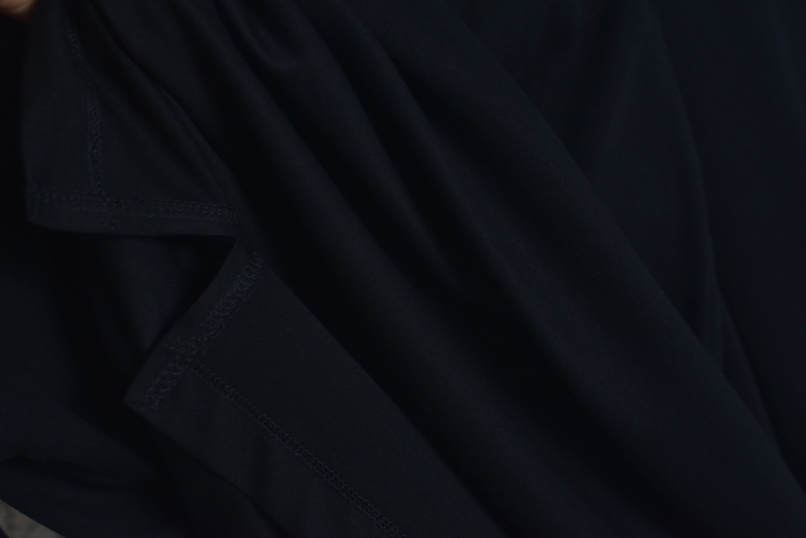 图片[7]-#Miu Miu 25Fw Miu小标刺绣长袖 采用高品级24支精梳棉纱线，通过「先染后织」工艺确保色彩均匀性，纱线经双股加捻提升抗起球性，布面光洁度优于普通棉织物，对版190克重精密调控：通过18针细针距圆机编织，兼顾垂坠感与挺括性，需配合恒温恒湿车间避免纱线张力波动，紧密纺结构：借鉴瑞士立达紧密纺技术，纱线毛羽减少60%，织物密度达156针/英寸²，实现婴儿肌肤触感的同时保持8%以上的弹性回复率，采用日本FIL-TEC刺绣专用涤纶线，实用进口田岛机设备，确保每英寸12针的高密度刺绣图案边缘无毛刺，底层先以水溶衬定位，中层填充天丝垫纱，表层以雕孔绣工艺打造空气感立体效果，定制辅料三标，男女同款 尺码：XS-M-选品中心