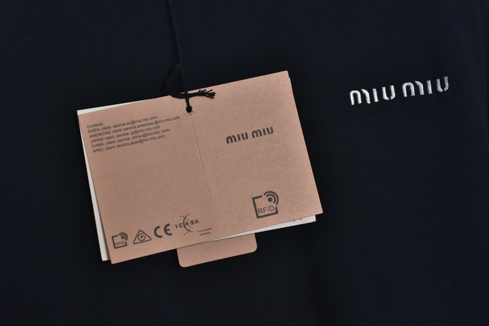 图片[8]-#Miu Miu 25Fw Miu小标刺绣长袖 采用高品级24支精梳棉纱线，通过「先染后织」工艺确保色彩均匀性，纱线经双股加捻提升抗起球性，布面光洁度优于普通棉织物，对版190克重精密调控：通过18针细针距圆机编织，兼顾垂坠感与挺括性，需配合恒温恒湿车间避免纱线张力波动，紧密纺结构：借鉴瑞士立达紧密纺技术，纱线毛羽减少60%，织物密度达156针/英寸²，实现婴儿肌肤触感的同时保持8%以上的弹性回复率，采用日本FIL-TEC刺绣专用涤纶线，实用进口田岛机设备，确保每英寸12针的高密度刺绣图案边缘无毛刺，底层先以水溶衬定位，中层填充天丝垫纱，表层以雕孔绣工艺打造空气感立体效果，定制辅料三标，男女同款 尺码：XS-M-选品中心