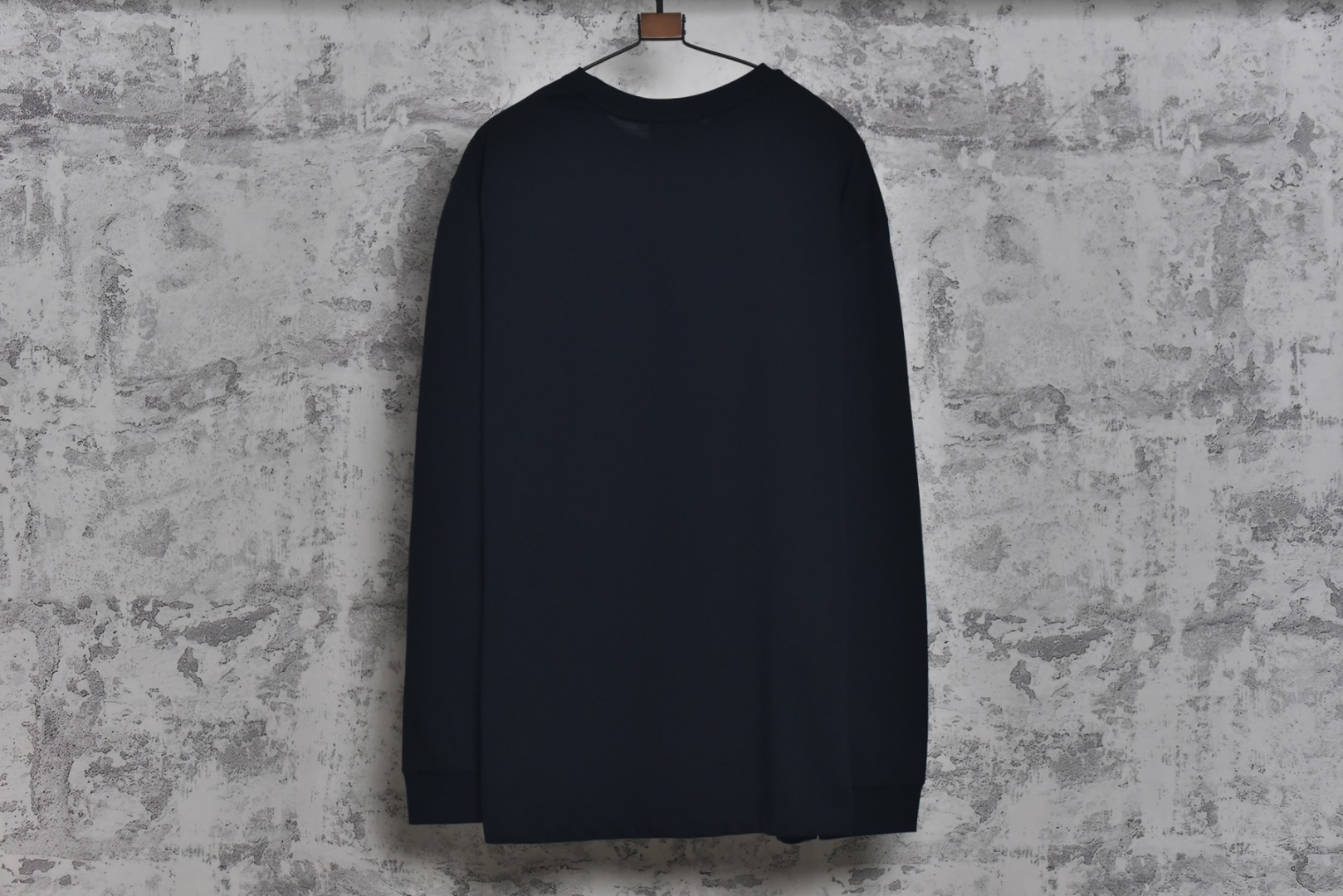 图片[2]-#Miu Miu 25Fw Miu小标刺绣长袖 采用高品级24支精梳棉纱线，通过「先染后织」工艺确保色彩均匀性，纱线经双股加捻提升抗起球性，布面光洁度优于普通棉织物，对版190克重精密调控：通过18针细针距圆机编织，兼顾垂坠感与挺括性，需配合恒温恒湿车间避免纱线张力波动，紧密纺结构：借鉴瑞士立达紧密纺技术，纱线毛羽减少60%，织物密度达156针/英寸²，实现婴儿肌肤触感的同时保持8%以上的弹性回复率，采用日本FIL-TEC刺绣专用涤纶线，实用进口田岛机设备，确保每英寸12针的高密度刺绣图案边缘无毛刺，底层先以水溶衬定位，中层填充天丝垫纱，表层以雕孔绣工艺打造空气感立体效果，定制辅料三标，男女同款 尺码：XS-M-选品中心