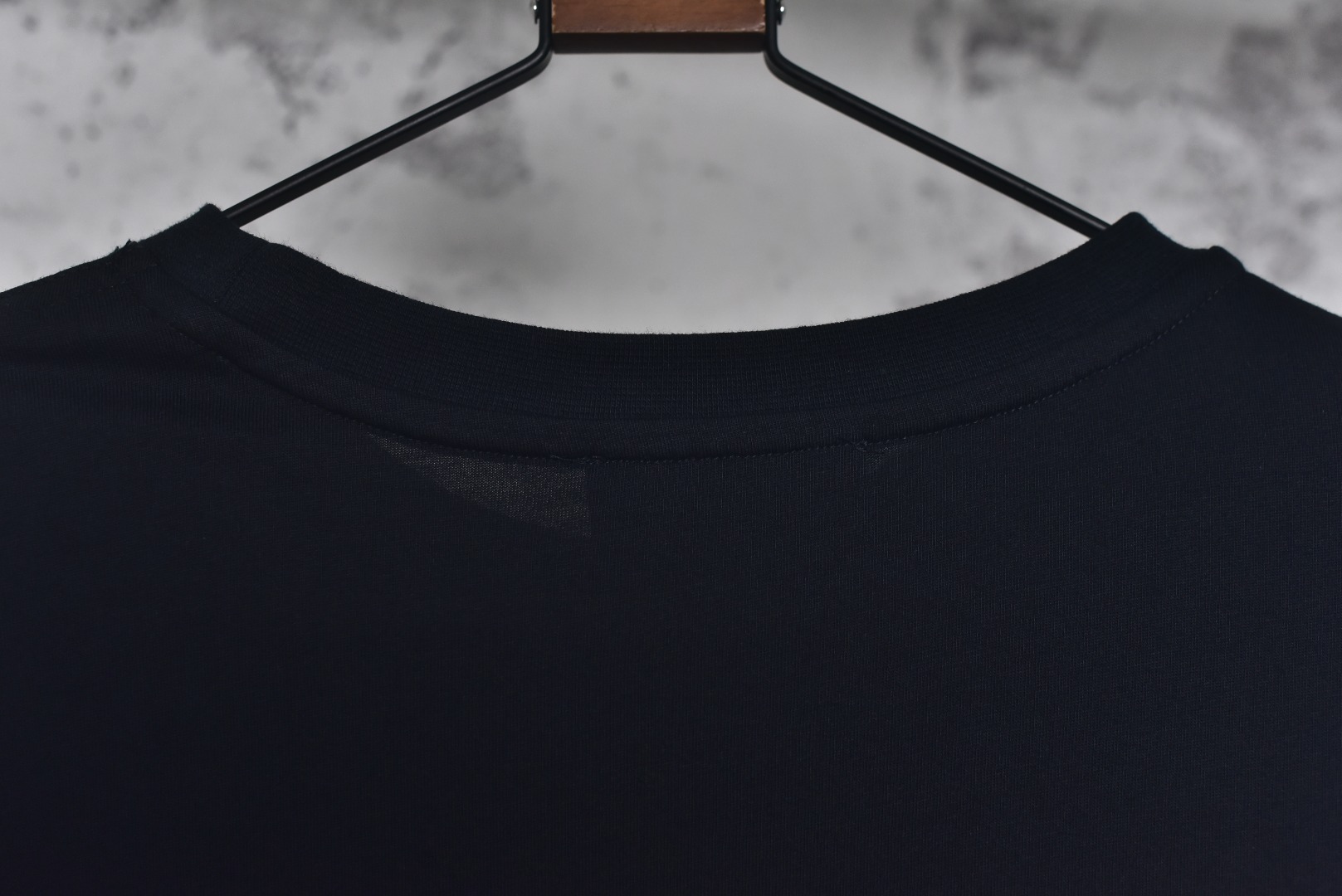 图片[9]-#Miu Miu 25Fw Miu小标刺绣长袖 采用高品级24支精梳棉纱线，通过「先染后织」工艺确保色彩均匀性，纱线经双股加捻提升抗起球性，布面光洁度优于普通棉织物，对版190克重精密调控：通过18针细针距圆机编织，兼顾垂坠感与挺括性，需配合恒温恒湿车间避免纱线张力波动，紧密纺结构：借鉴瑞士立达紧密纺技术，纱线毛羽减少60%，织物密度达156针/英寸²，实现婴儿肌肤触感的同时保持8%以上的弹性回复率，采用日本FIL-TEC刺绣专用涤纶线，实用进口田岛机设备，确保每英寸12针的高密度刺绣图案边缘无毛刺，底层先以水溶衬定位，中层填充天丝垫纱，表层以雕孔绣工艺打造空气感立体效果，定制辅料三标，男女同款 尺码：XS-M-选品中心