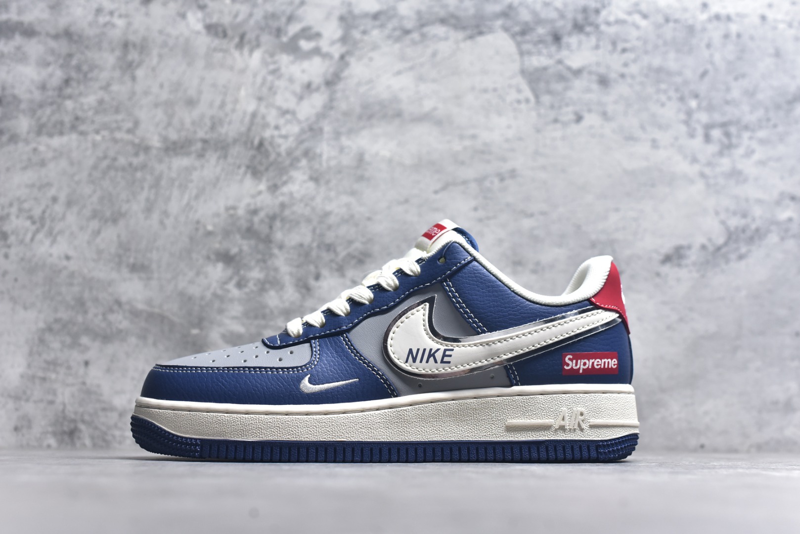 #Nike Air Force 1\'07 Low Superme联名 白蓝灰红 空军一号低帮休闲板鞋 XD2588-602 #原楦头原纸板 原装鞋盒 定制五金配件 内置全掌气垫 原厂鞋底 尺码：36 36.5 37.5 38 38.5 39 40 40.5 41 42 42.5 43 44 44.5 45 9.D4-选品中心