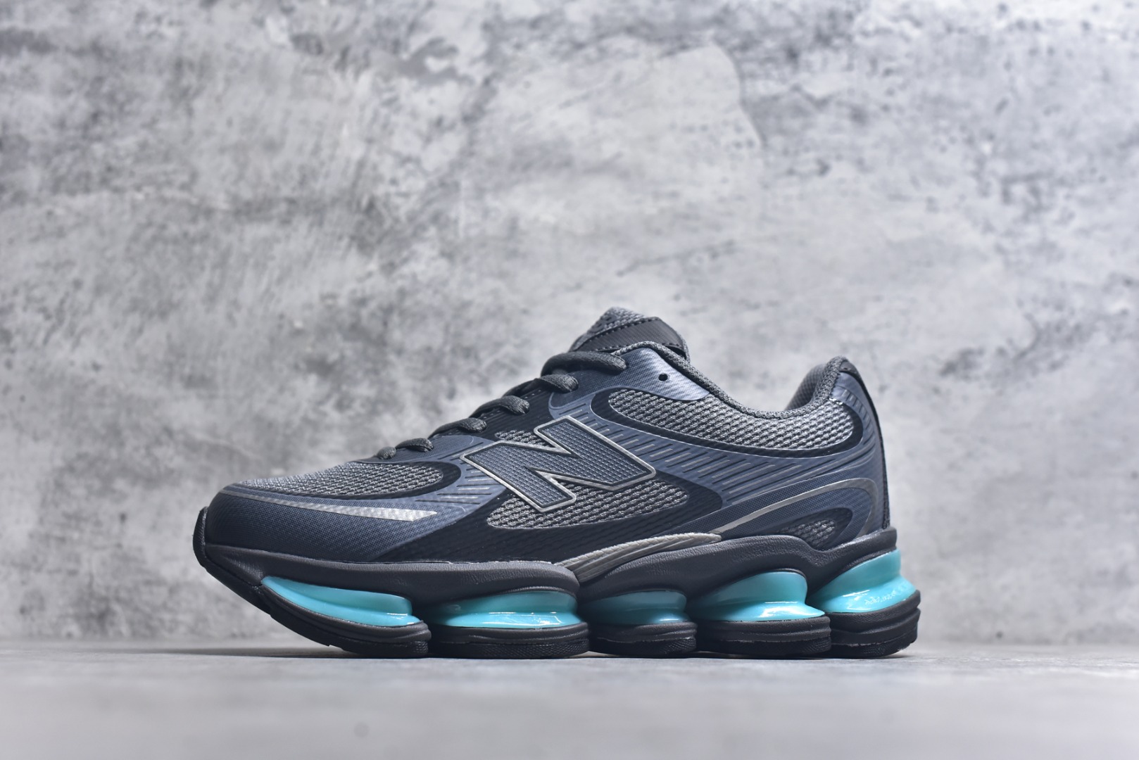 #New Balance 新百伦 NB2000 网面休闲鞋 U20007PF NB官方重磅新品 一款融合复古设计与现代科技的跑鞋，以其经典的造型和舒适脚感，成为2025年复古潮流爱好的推荐单品。 极具视觉冲击力的5根ABZORB单元，以及无缝鞋面的设计，加上3M反光材质的装饰，比之前推出的9060系列更夸张，更具未来感。 货号：U20005F9 尺码：36-46.5-选品中心