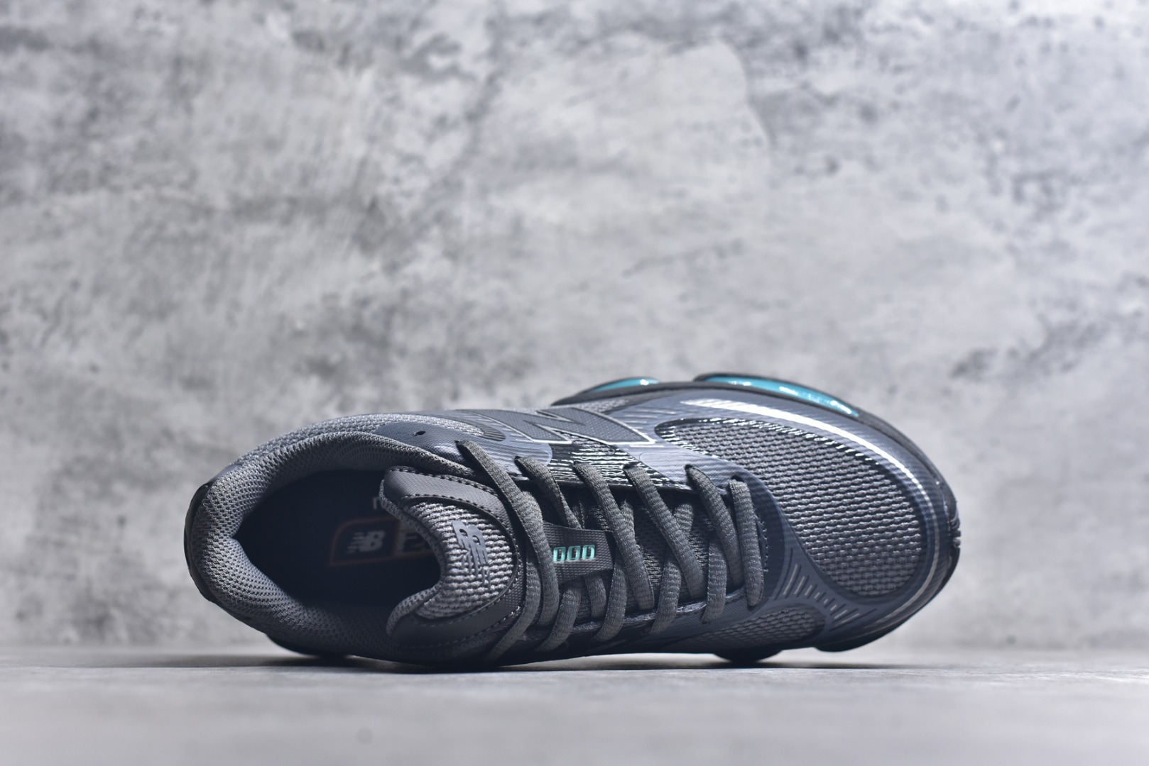 图片[4]-#New Balance 新百伦 NB2000 网面休闲鞋 U20007PF NB官方重磅新品 一款融合复古设计与现代科技的跑鞋，以其经典的造型和舒适脚感，成为2025年复古潮流爱好的推荐单品。 极具视觉冲击力的5根ABZORB单元，以及无缝鞋面的设计，加上3M反光材质的装饰，比之前推出的9060系列更夸张，更具未来感。 货号：U20005F9 尺码：36-46.5-选品中心