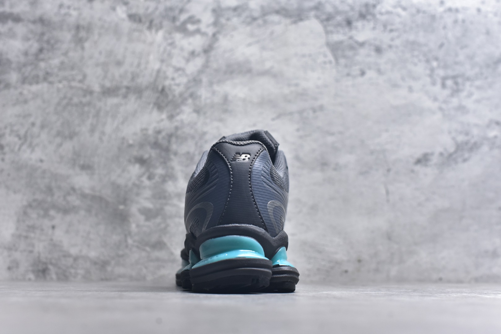 图片[5]-#New Balance 新百伦 NB2000 网面休闲鞋 U20007PF NB官方重磅新品 一款融合复古设计与现代科技的跑鞋，以其经典的造型和舒适脚感，成为2025年复古潮流爱好的推荐单品。 极具视觉冲击力的5根ABZORB单元，以及无缝鞋面的设计，加上3M反光材质的装饰，比之前推出的9060系列更夸张，更具未来感。 货号：U20005F9 尺码：36-46.5-选品中心