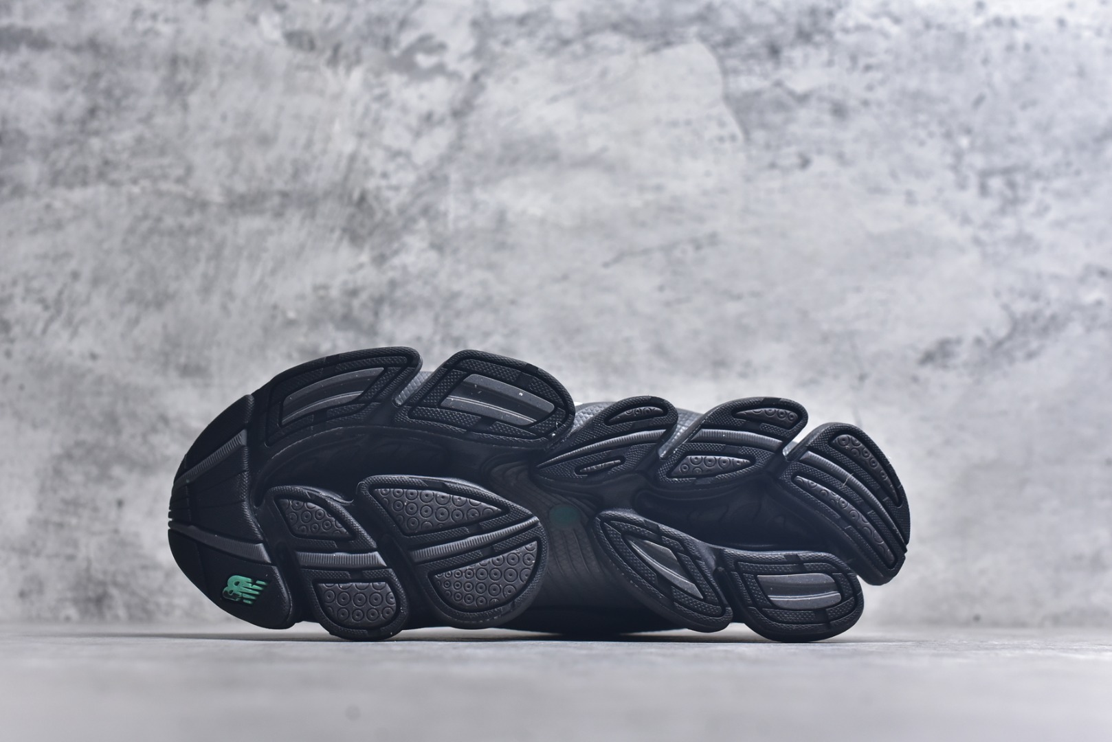 图片[6]-#New Balance 新百伦 NB2000 网面休闲鞋 U20007PF NB官方重磅新品 一款融合复古设计与现代科技的跑鞋，以其经典的造型和舒适脚感，成为2025年复古潮流爱好的推荐单品。 极具视觉冲击力的5根ABZORB单元，以及无缝鞋面的设计，加上3M反光材质的装饰，比之前推出的9060系列更夸张，更具未来感。 货号：U20005F9 尺码：36-46.5-选品中心