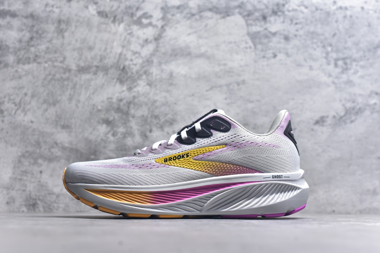 #Brooks布鲁克斯 Ghost 17 马拉松舒适百搭防滑耐磨低帮跑步鞋 Brooks 四大跑鞋之一 百年品牌 跑鞋从外形上基本就能判断这是一款速度跑鞋 简洁干练的外形结构和极强的运动流线型看着非常有速度感 上脚的第一感觉是非常轻 美码9码的鞋单只206g不到 从个人偏好来说 200g左右的竞速鞋最具安全感 鞋面采用单层网布 很薄 前掌使用了大量开放式网眼 排气直接快速 透气性上乘 鞋舌也是轻量化设计 仅为一层麂皮 和脚背完美贴合 鞋舌中央有个防偏穿孔 从实际穿着来看 通常鞋舌都是外偏 如果是防偏穿孔位于中心 防偏效果其实并不十分有效 如果采用趋外侧的偏心设计更有效 鞋帮泡棉填充量不大 但非常紧凑 贴合舒适 包裹稳固 内置硬质TPU保证必要的稳定性 跑鞋中底采用的是DNA FLASH科技材料 DNA FLASH中底科技 是Brooks第一款将氮气注入中底的创新科技 主要原理是借助“超临界流体”发泡技术 将液态氮稳定的转化为气态氮 并使其均匀地形成无数紧密贴合的密闭式气囊结构 尺码：36 36.5 37.5 38 38.5 39 40 40.5 41 42 42.5 43 44 44.5 45-选品中心