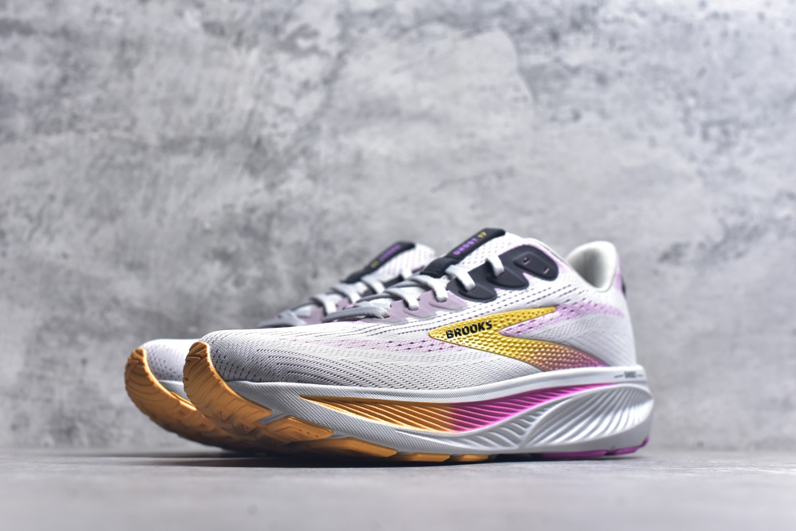 图片[2]-#Brooks布鲁克斯 Ghost 17 马拉松舒适百搭防滑耐磨低帮跑步鞋 Brooks 四大跑鞋之一 百年品牌 跑鞋从外形上基本就能判断这是一款速度跑鞋 简洁干练的外形结构和极强的运动流线型看着非常有速度感 上脚的第一感觉是非常轻 美码9码的鞋单只206g不到 从个人偏好来说 200g左右的竞速鞋最具安全感 鞋面采用单层网布 很薄 前掌使用了大量开放式网眼 排气直接快速 透气性上乘 鞋舌也是轻量化设计 仅为一层麂皮 和脚背完美贴合 鞋舌中央有个防偏穿孔 从实际穿着来看 通常鞋舌都是外偏 如果是防偏穿孔位于中心 防偏效果其实并不十分有效 如果采用趋外侧的偏心设计更有效 鞋帮泡棉填充量不大 但非常紧凑 贴合舒适 包裹稳固 内置硬质TPU保证必要的稳定性 跑鞋中底采用的是DNA FLASH科技材料 DNA FLASH中底科技 是Brooks第一款将氮气注入中底的创新科技 主要原理是借助“超临界流体”发泡技术 将液态氮稳定的转化为气态氮 并使其均匀地形成无数紧密贴合的密闭式气囊结构 尺码：36 36.5 37.5 38 38.5 39 40 40.5 41 42 42.5 43 44 44.5 45-选品中心