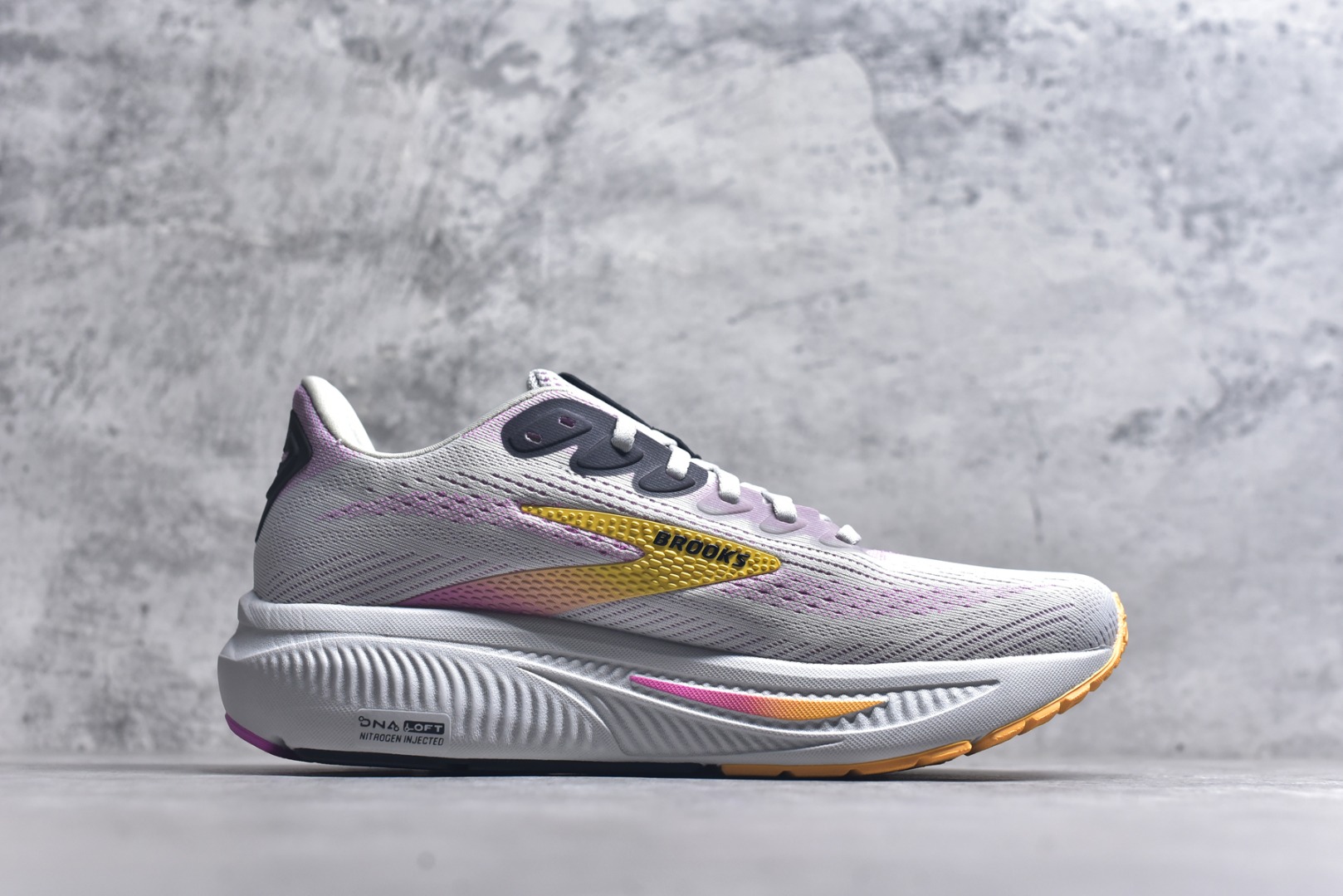 图片[3]-#Brooks布鲁克斯 Ghost 17 马拉松舒适百搭防滑耐磨低帮跑步鞋 Brooks 四大跑鞋之一 百年品牌 跑鞋从外形上基本就能判断这是一款速度跑鞋 简洁干练的外形结构和极强的运动流线型看着非常有速度感 上脚的第一感觉是非常轻 美码9码的鞋单只206g不到 从个人偏好来说 200g左右的竞速鞋最具安全感 鞋面采用单层网布 很薄 前掌使用了大量开放式网眼 排气直接快速 透气性上乘 鞋舌也是轻量化设计 仅为一层麂皮 和脚背完美贴合 鞋舌中央有个防偏穿孔 从实际穿着来看 通常鞋舌都是外偏 如果是防偏穿孔位于中心 防偏效果其实并不十分有效 如果采用趋外侧的偏心设计更有效 鞋帮泡棉填充量不大 但非常紧凑 贴合舒适 包裹稳固 内置硬质TPU保证必要的稳定性 跑鞋中底采用的是DNA FLASH科技材料 DNA FLASH中底科技 是Brooks第一款将氮气注入中底的创新科技 主要原理是借助“超临界流体”发泡技术 将液态氮稳定的转化为气态氮 并使其均匀地形成无数紧密贴合的密闭式气囊结构 尺码：36 36.5 37.5 38 38.5 39 40 40.5 41 42 42.5 43 44 44.5 45-选品中心