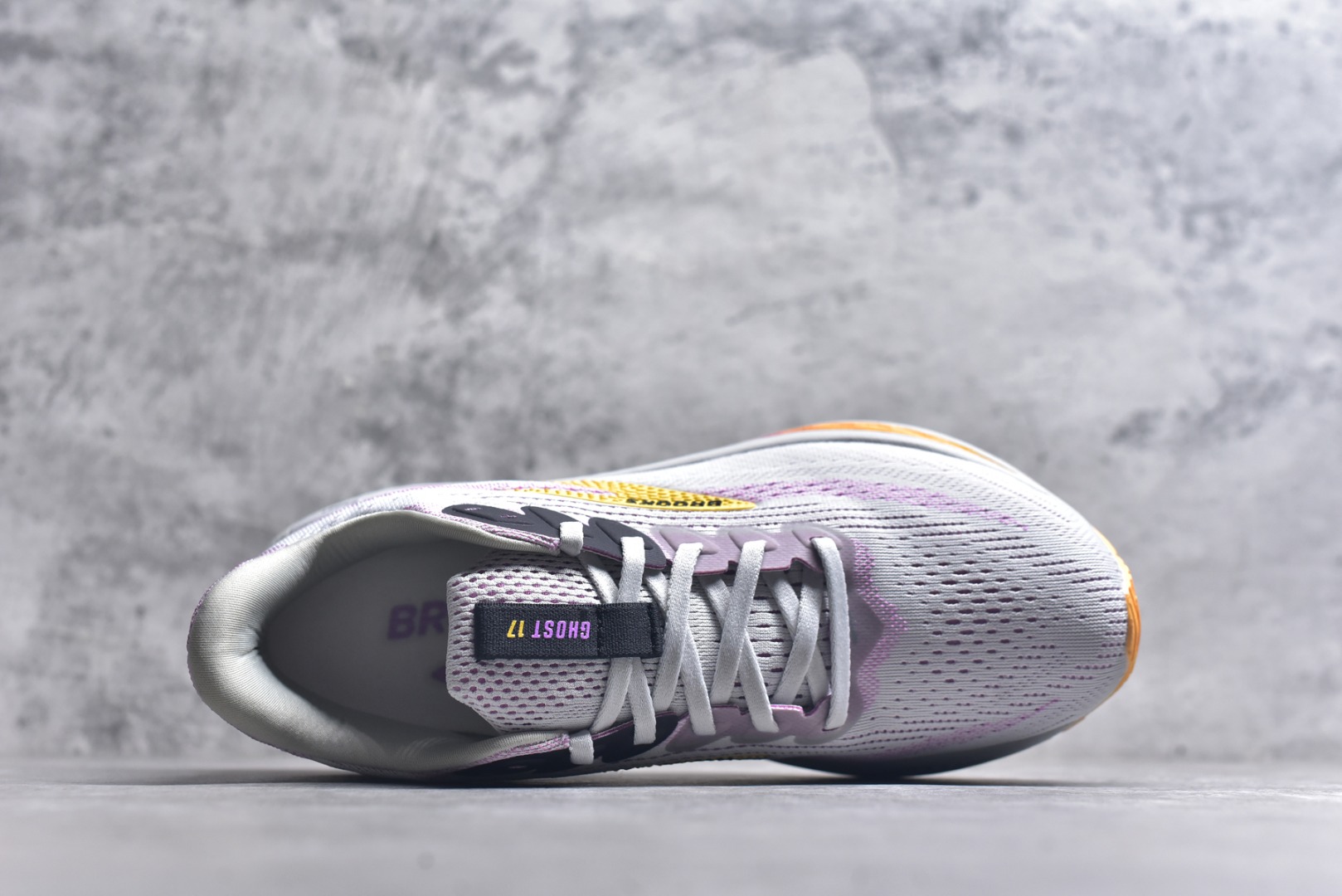 图片[4]-#Brooks布鲁克斯 Ghost 17 马拉松舒适百搭防滑耐磨低帮跑步鞋 Brooks 四大跑鞋之一 百年品牌 跑鞋从外形上基本就能判断这是一款速度跑鞋 简洁干练的外形结构和极强的运动流线型看着非常有速度感 上脚的第一感觉是非常轻 美码9码的鞋单只206g不到 从个人偏好来说 200g左右的竞速鞋最具安全感 鞋面采用单层网布 很薄 前掌使用了大量开放式网眼 排气直接快速 透气性上乘 鞋舌也是轻量化设计 仅为一层麂皮 和脚背完美贴合 鞋舌中央有个防偏穿孔 从实际穿着来看 通常鞋舌都是外偏 如果是防偏穿孔位于中心 防偏效果其实并不十分有效 如果采用趋外侧的偏心设计更有效 鞋帮泡棉填充量不大 但非常紧凑 贴合舒适 包裹稳固 内置硬质TPU保证必要的稳定性 跑鞋中底采用的是DNA FLASH科技材料 DNA FLASH中底科技 是Brooks第一款将氮气注入中底的创新科技 主要原理是借助“超临界流体”发泡技术 将液态氮稳定的转化为气态氮 并使其均匀地形成无数紧密贴合的密闭式气囊结构 尺码：36 36.5 37.5 38 38.5 39 40 40.5 41 42 42.5 43 44 44.5 45-选品中心