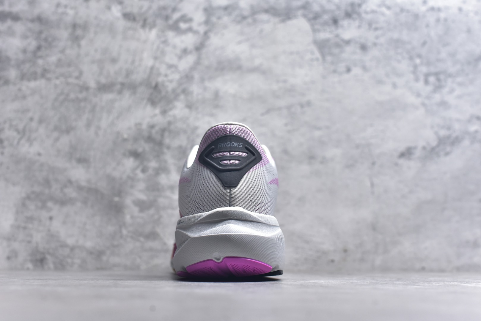 图片[5]-#Brooks布鲁克斯 Ghost 17 马拉松舒适百搭防滑耐磨低帮跑步鞋 Brooks 四大跑鞋之一 百年品牌 跑鞋从外形上基本就能判断这是一款速度跑鞋 简洁干练的外形结构和极强的运动流线型看着非常有速度感 上脚的第一感觉是非常轻 美码9码的鞋单只206g不到 从个人偏好来说 200g左右的竞速鞋最具安全感 鞋面采用单层网布 很薄 前掌使用了大量开放式网眼 排气直接快速 透气性上乘 鞋舌也是轻量化设计 仅为一层麂皮 和脚背完美贴合 鞋舌中央有个防偏穿孔 从实际穿着来看 通常鞋舌都是外偏 如果是防偏穿孔位于中心 防偏效果其实并不十分有效 如果采用趋外侧的偏心设计更有效 鞋帮泡棉填充量不大 但非常紧凑 贴合舒适 包裹稳固 内置硬质TPU保证必要的稳定性 跑鞋中底采用的是DNA FLASH科技材料 DNA FLASH中底科技 是Brooks第一款将氮气注入中底的创新科技 主要原理是借助“超临界流体”发泡技术 将液态氮稳定的转化为气态氮 并使其均匀地形成无数紧密贴合的密闭式气囊结构 尺码：36 36.5 37.5 38 38.5 39 40 40.5 41 42 42.5 43 44 44.5 45-选品中心