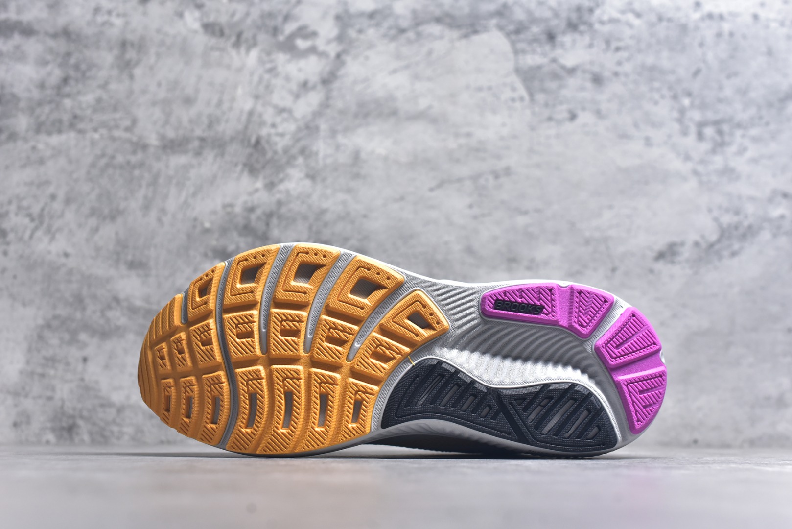 图片[6]-#Brooks布鲁克斯 Ghost 17 马拉松舒适百搭防滑耐磨低帮跑步鞋 Brooks 四大跑鞋之一 百年品牌 跑鞋从外形上基本就能判断这是一款速度跑鞋 简洁干练的外形结构和极强的运动流线型看着非常有速度感 上脚的第一感觉是非常轻 美码9码的鞋单只206g不到 从个人偏好来说 200g左右的竞速鞋最具安全感 鞋面采用单层网布 很薄 前掌使用了大量开放式网眼 排气直接快速 透气性上乘 鞋舌也是轻量化设计 仅为一层麂皮 和脚背完美贴合 鞋舌中央有个防偏穿孔 从实际穿着来看 通常鞋舌都是外偏 如果是防偏穿孔位于中心 防偏效果其实并不十分有效 如果采用趋外侧的偏心设计更有效 鞋帮泡棉填充量不大 但非常紧凑 贴合舒适 包裹稳固 内置硬质TPU保证必要的稳定性 跑鞋中底采用的是DNA FLASH科技材料 DNA FLASH中底科技 是Brooks第一款将氮气注入中底的创新科技 主要原理是借助“超临界流体”发泡技术 将液态氮稳定的转化为气态氮 并使其均匀地形成无数紧密贴合的密闭式气囊结构 尺码：36 36.5 37.5 38 38.5 39 40 40.5 41 42 42.5 43 44 44.5 45-选品中心